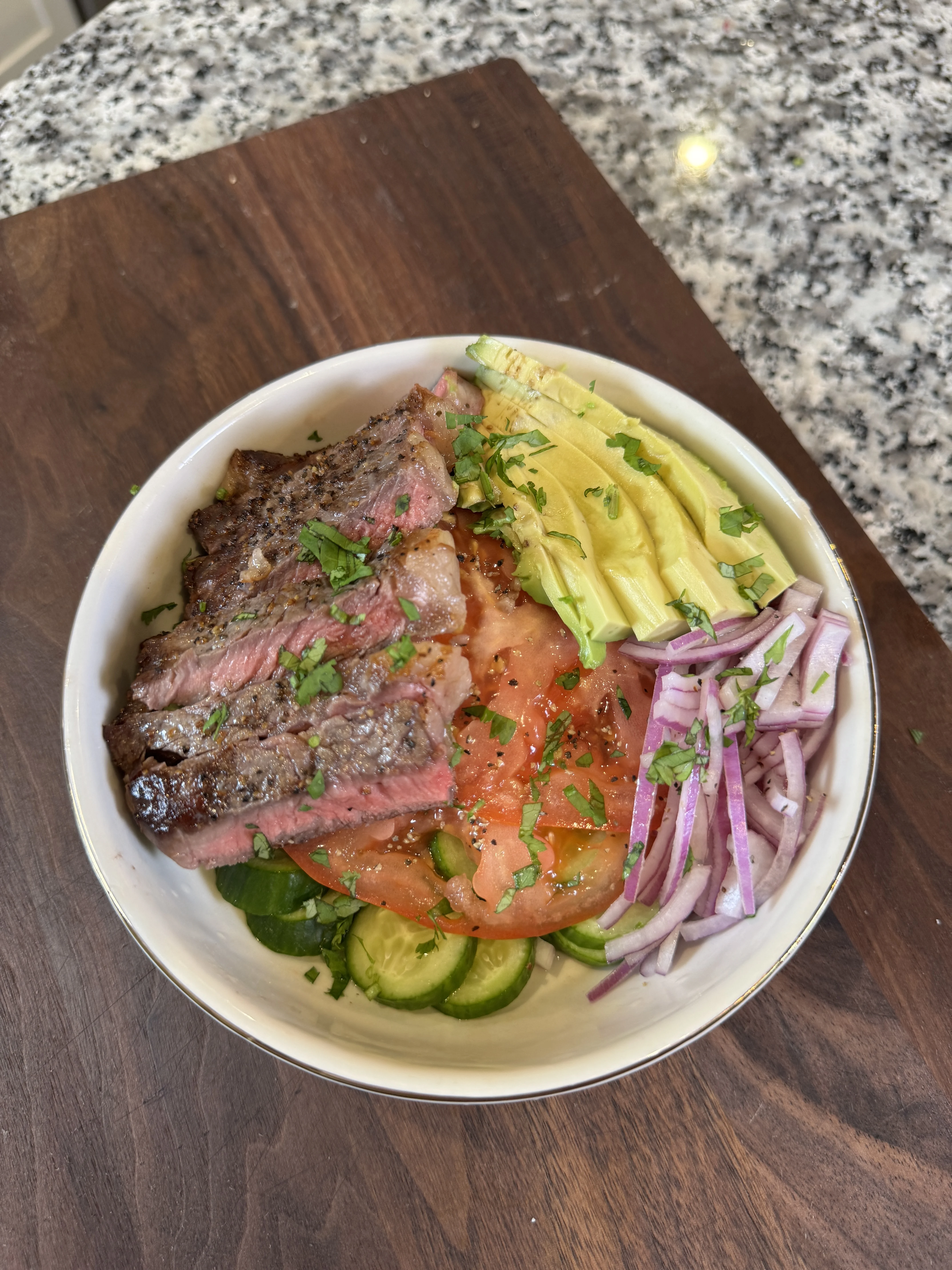 low-carb-steak-and-fresh-salad-bowl
