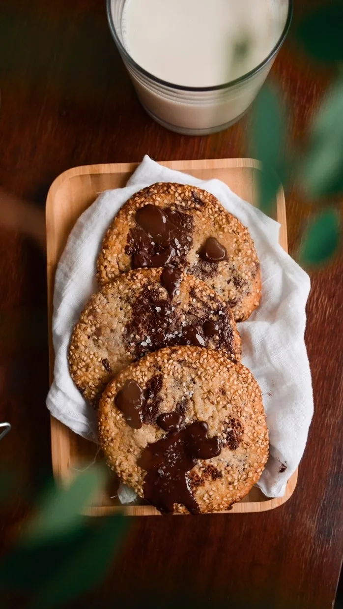 sesame-chocolate-chip-cookies