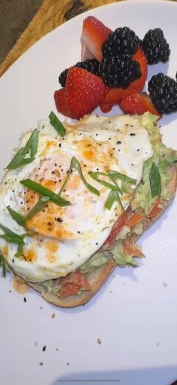 avocado-toast-with-smoked-salmon-and-eggs