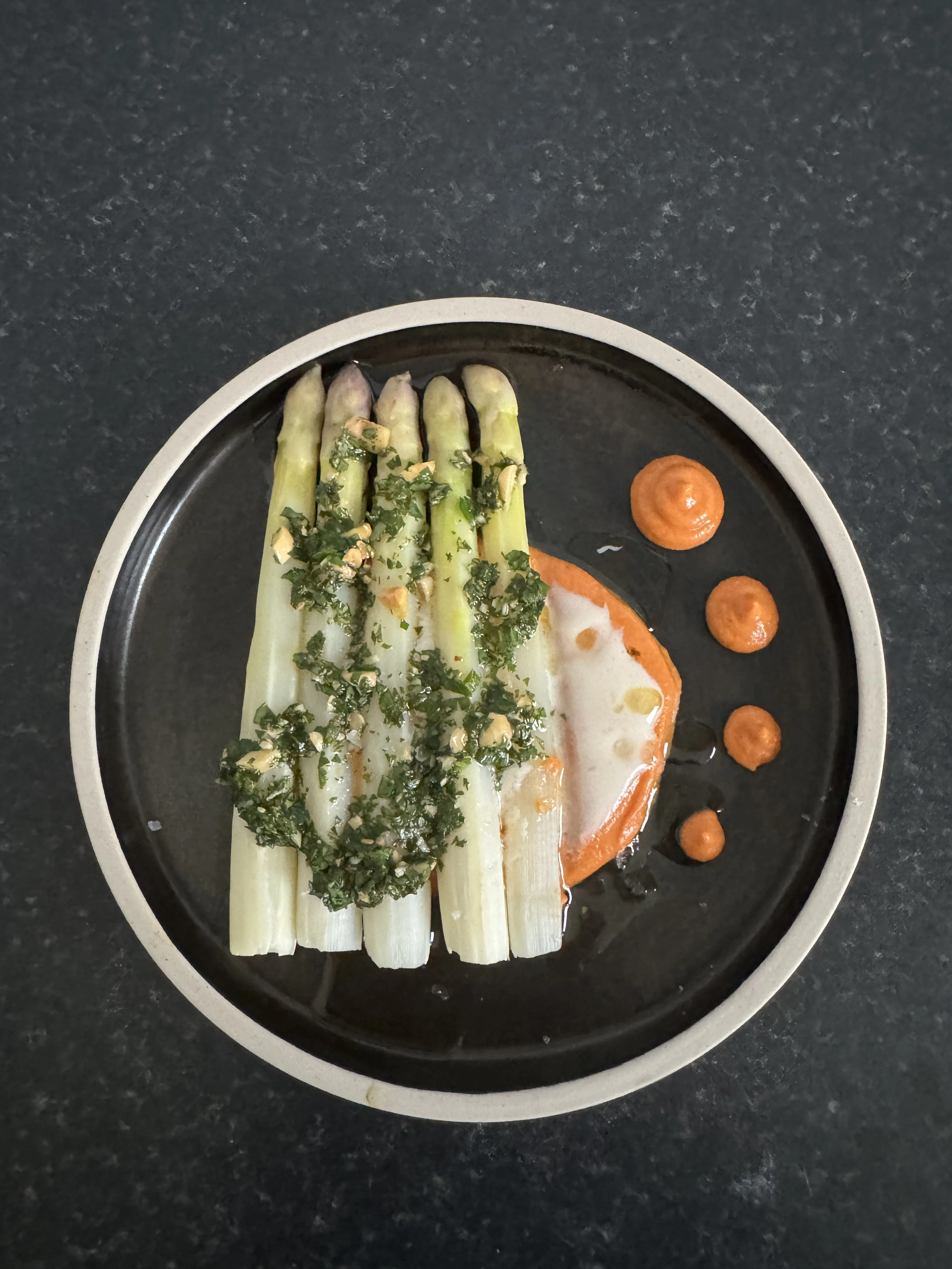 esparragos-blancos-con-salsa-romesco-ali-oli-de-tofu-y-miso-y-chimichurri-de-avellana