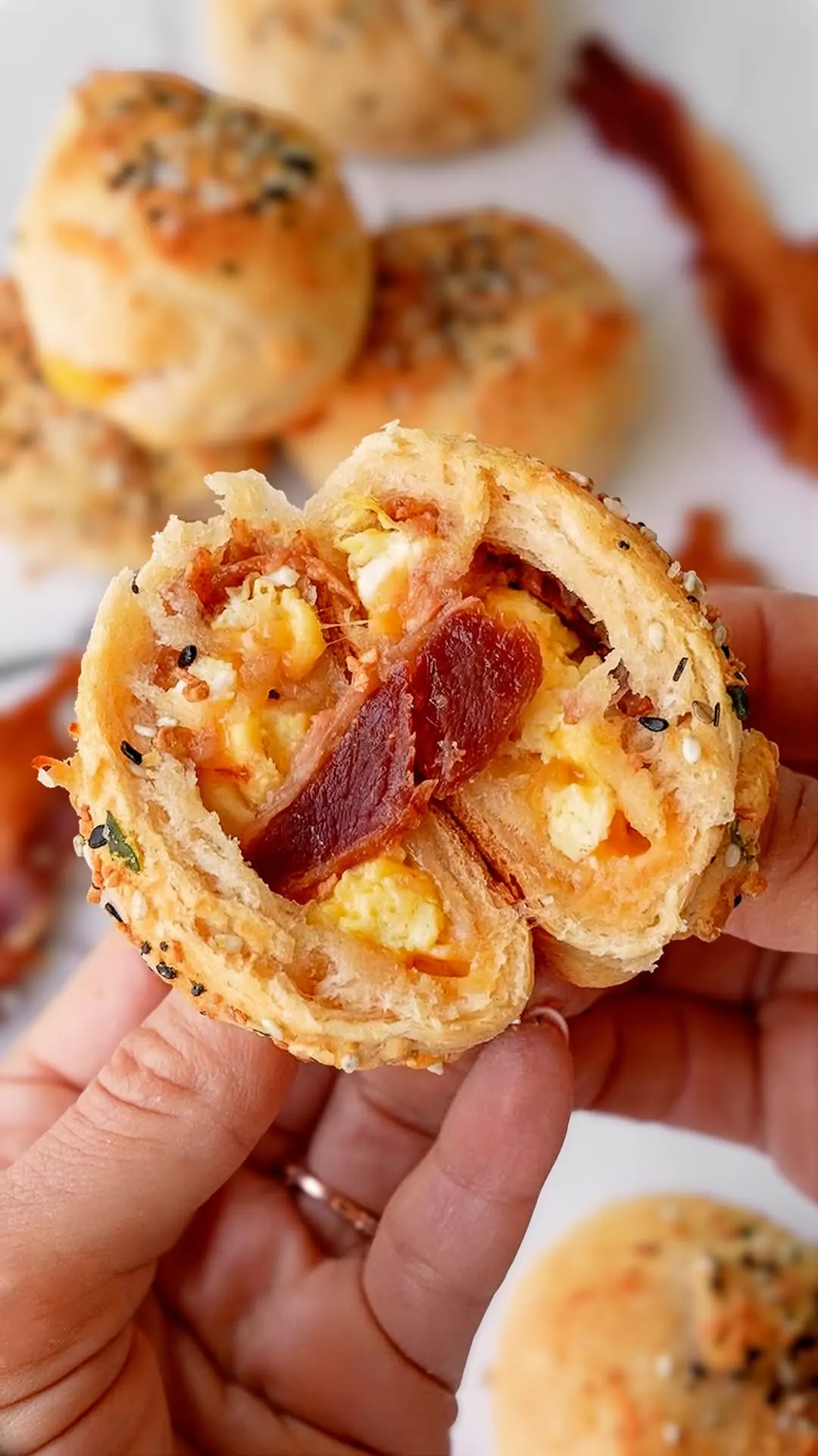 bacon-egg-and-cheese-stuffed-garlic-knots