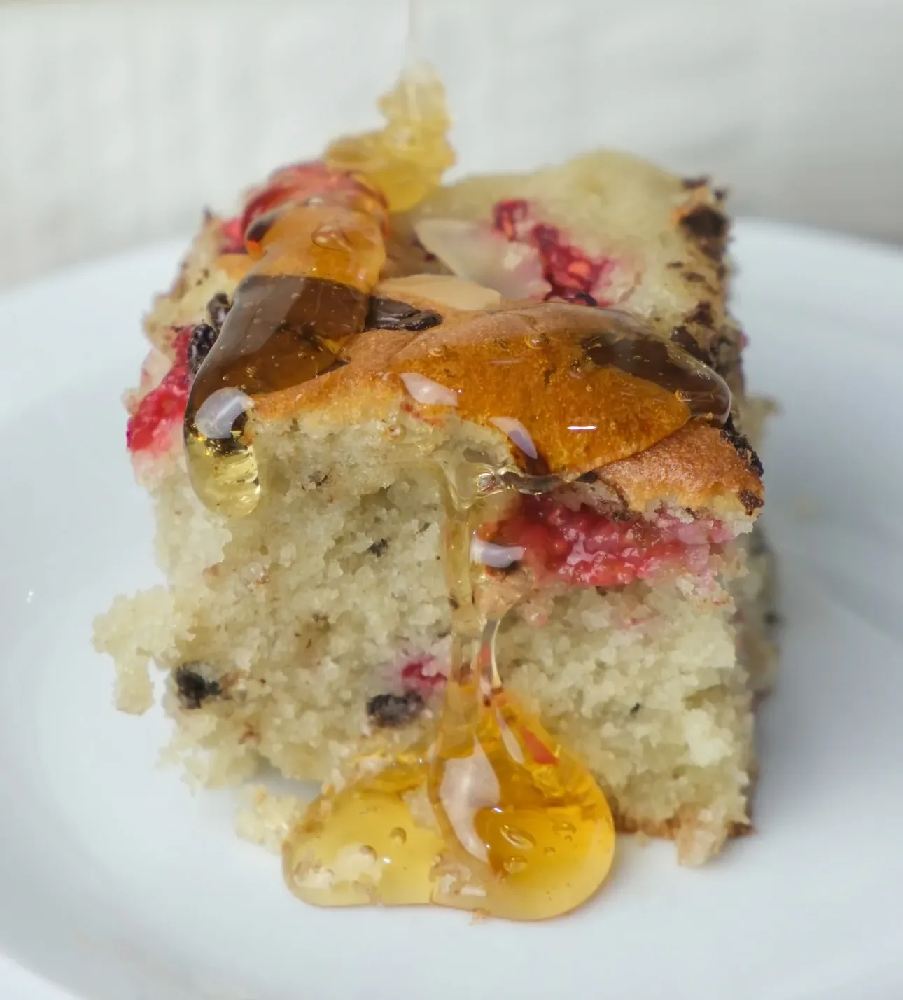 raspberry-chocolate-and-almond-tray-bake