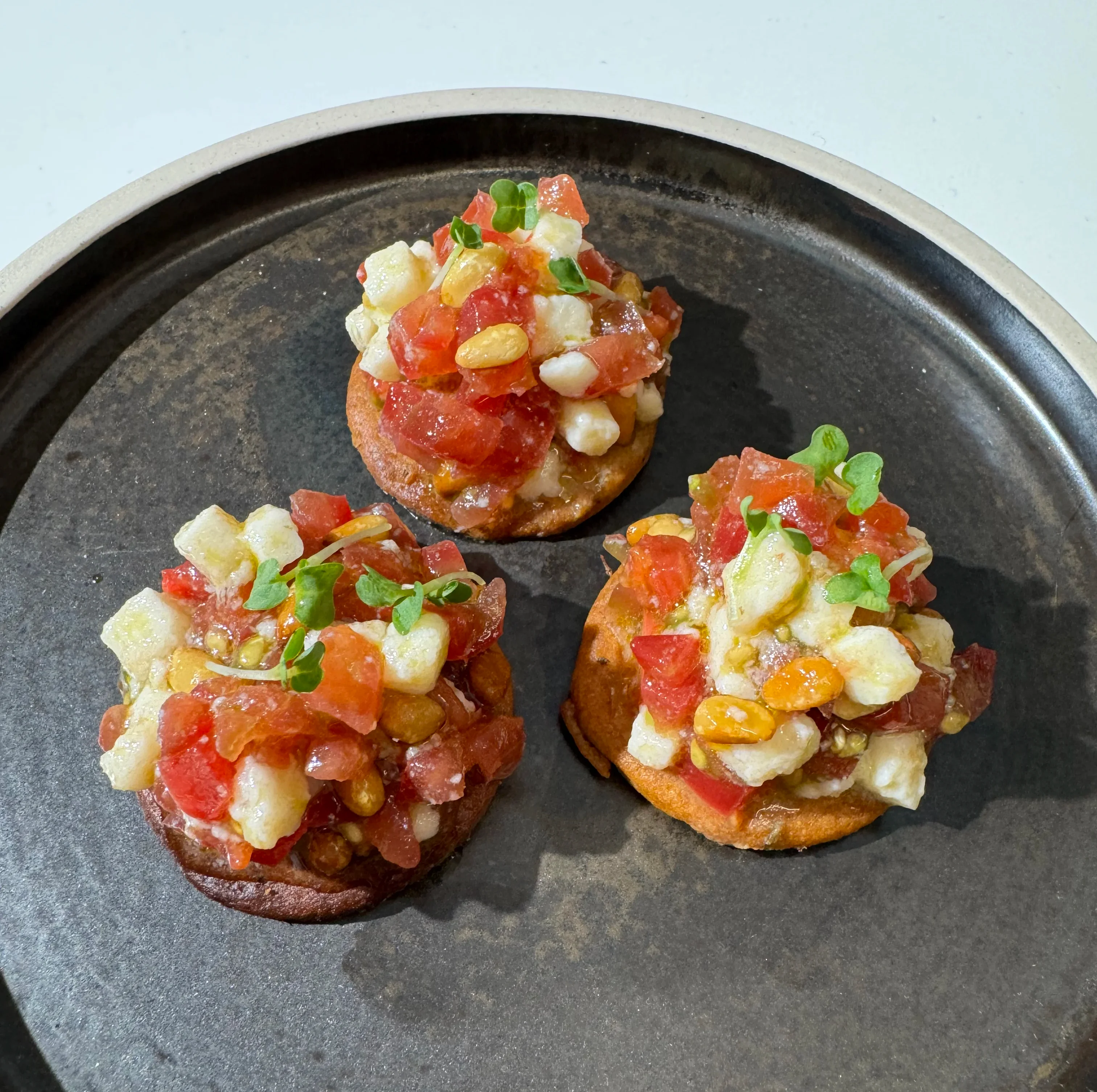tostitas-de-masa-quebrada-con-ensalada-de-tomate-y-queso-mozzarella-vegano