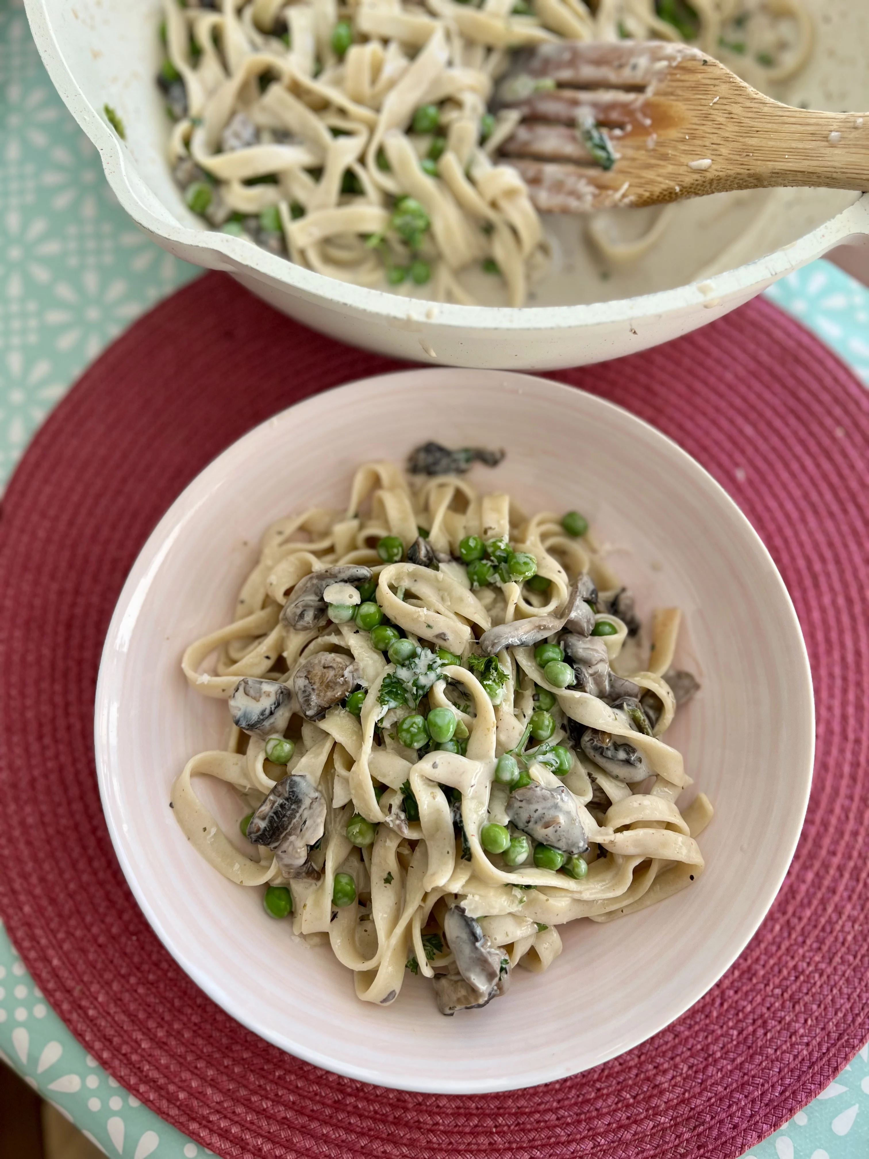 creamy-mushroom-and-pea-pasta-sauce