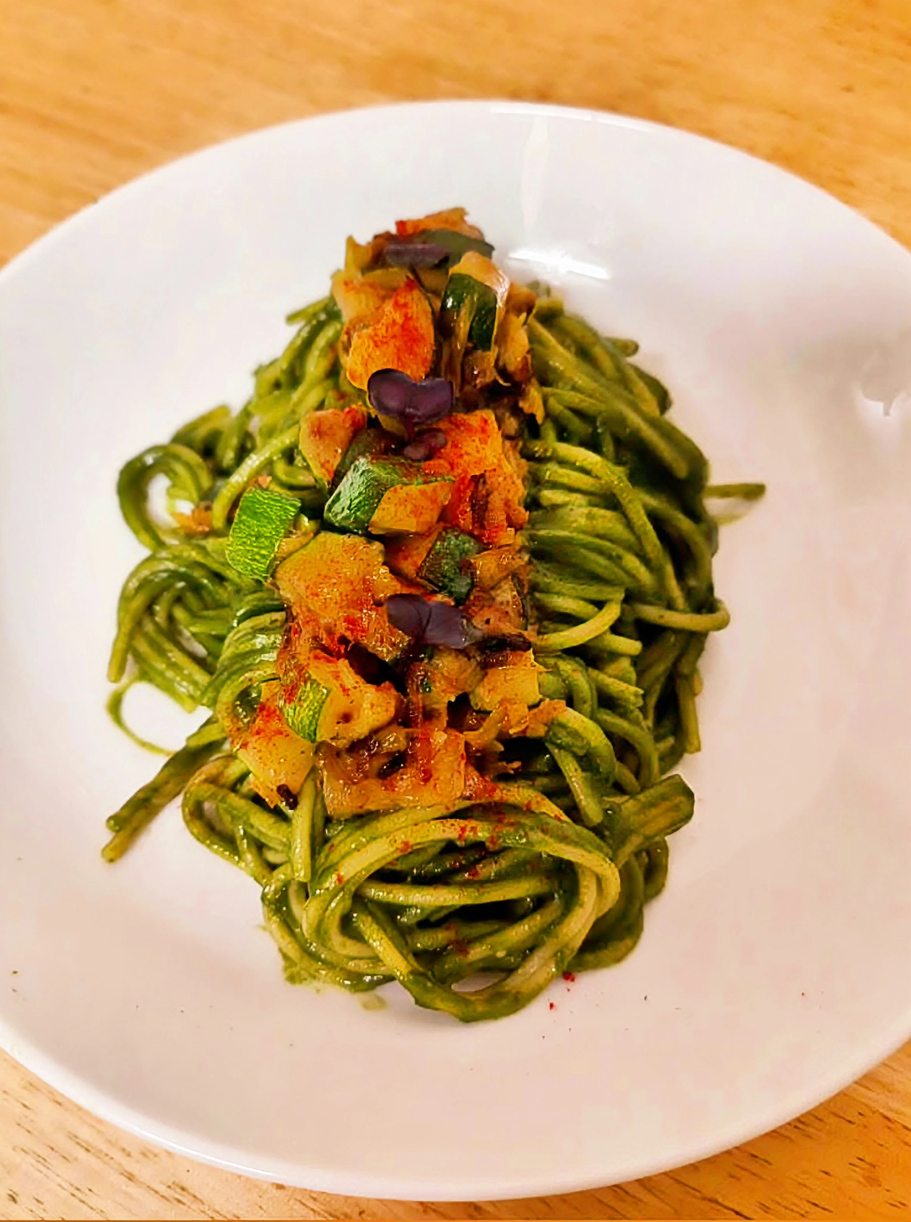 espaguetis-de-calabacin-con-salsa-verde-cremosa