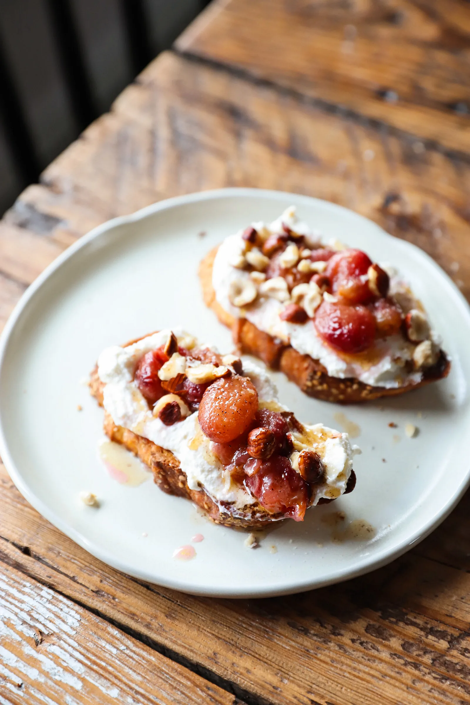 roasted-grapes-and-ricotta-toast