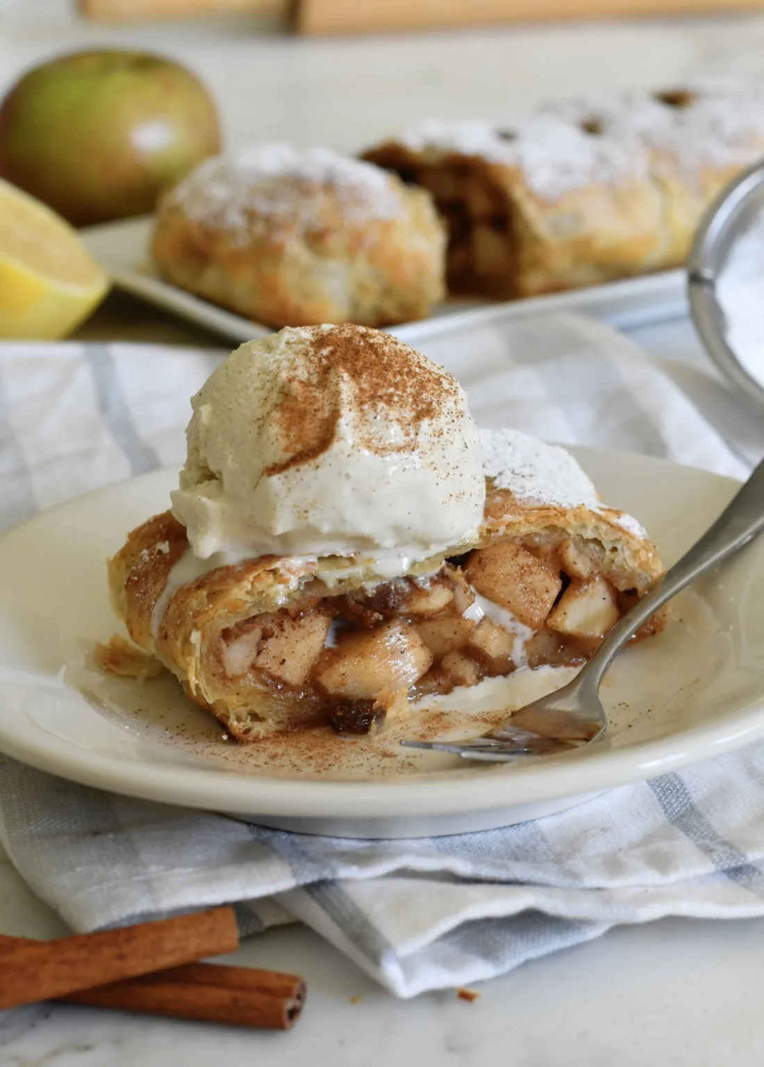 easy-to-make-apple-strudel-with-puff-pastry