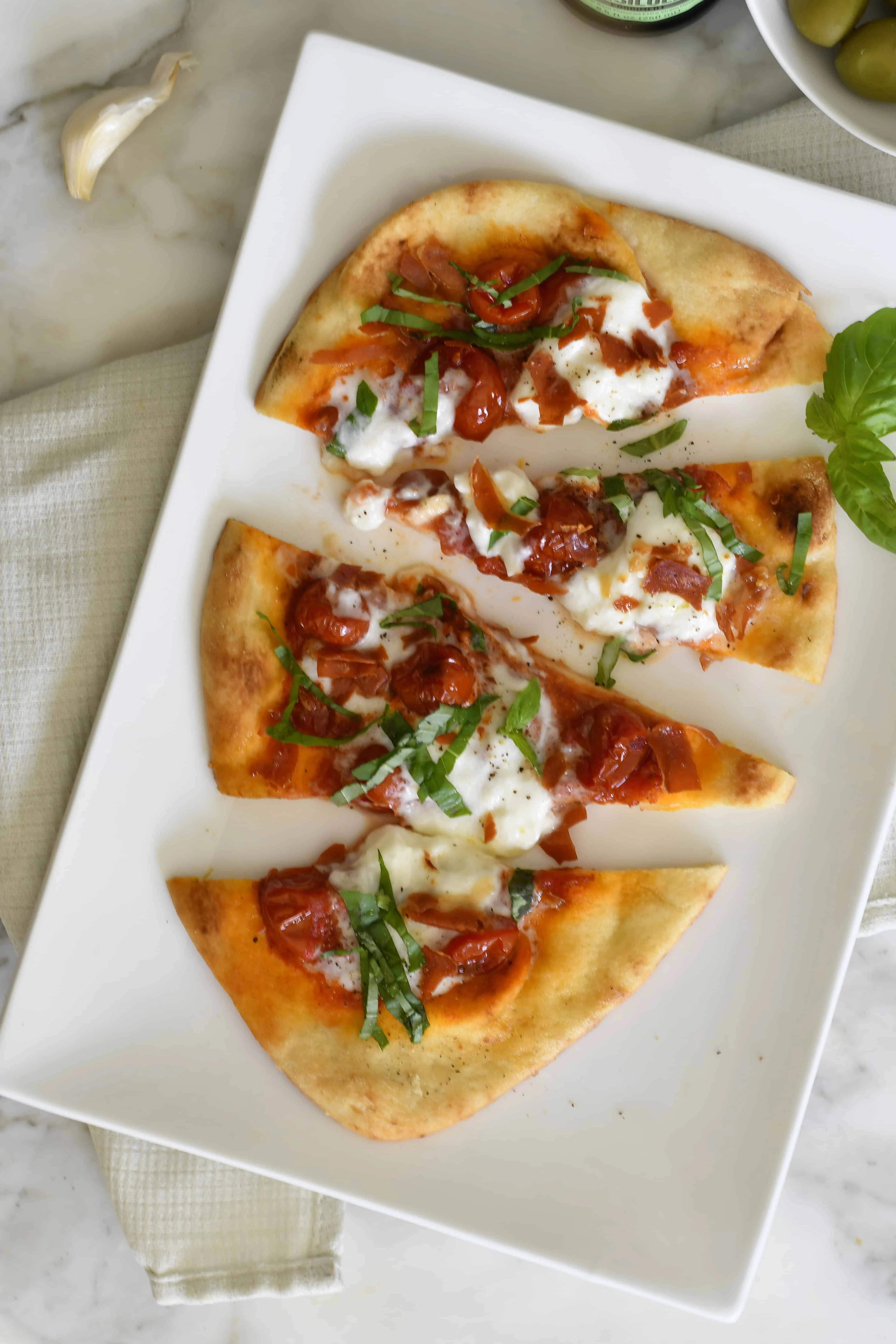 caprese-style-flatbread-with-burrata-and-crispy-prosciutto