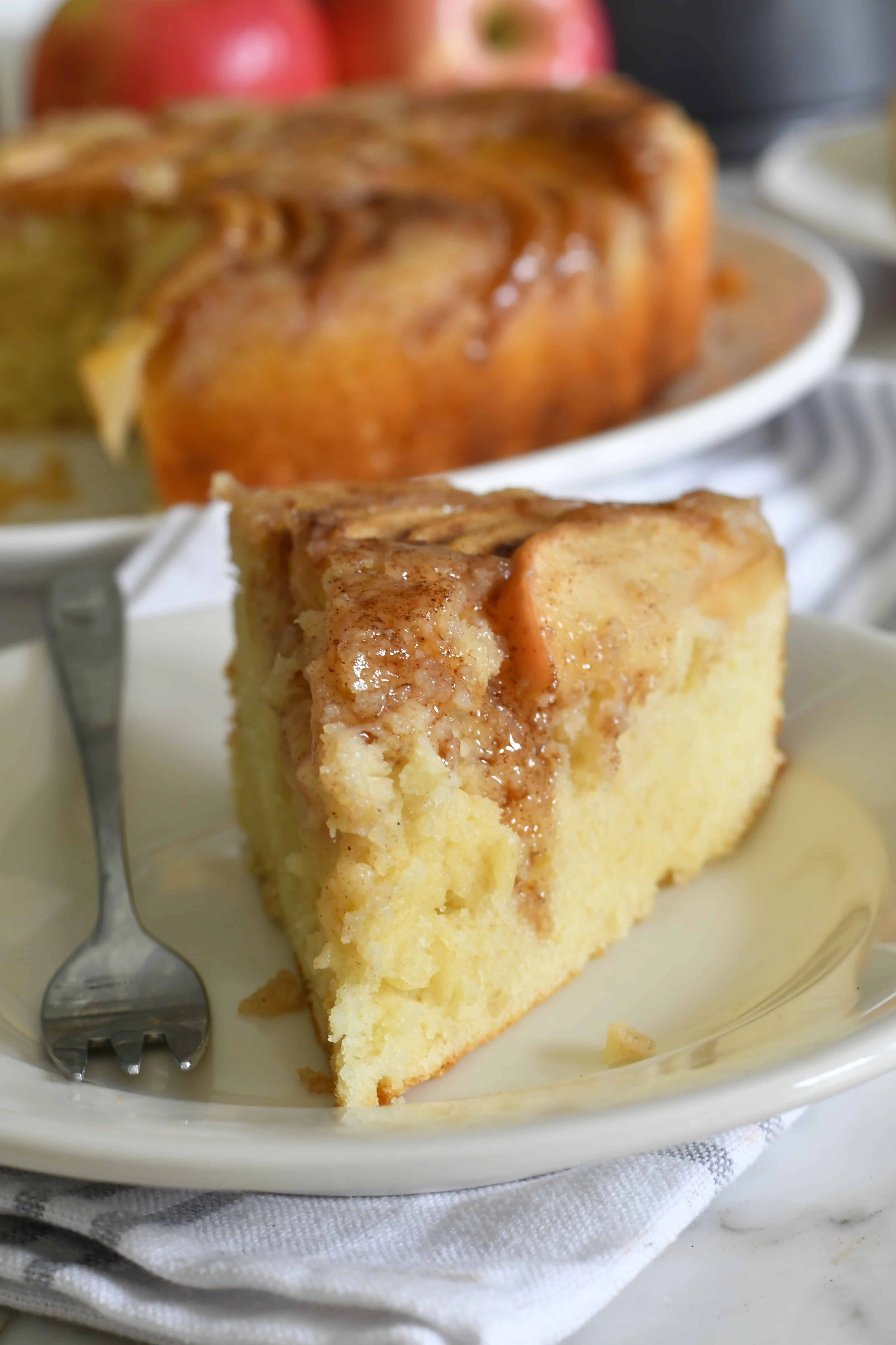 upside-down-cake-with-caramelized-apple-slices