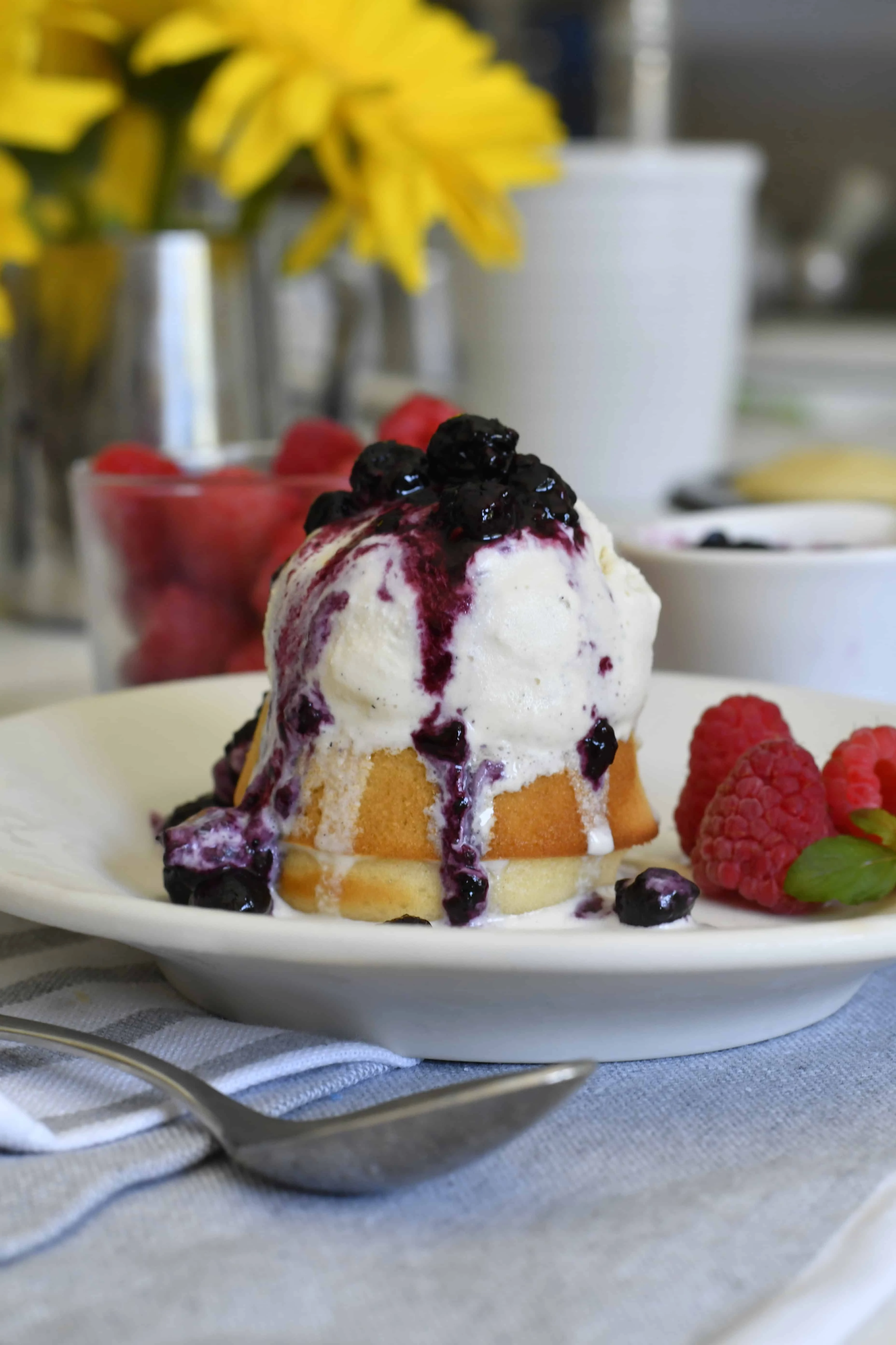 mini-butter-cakes-with-vanilla-bean-ice-cream-and-berry-compote