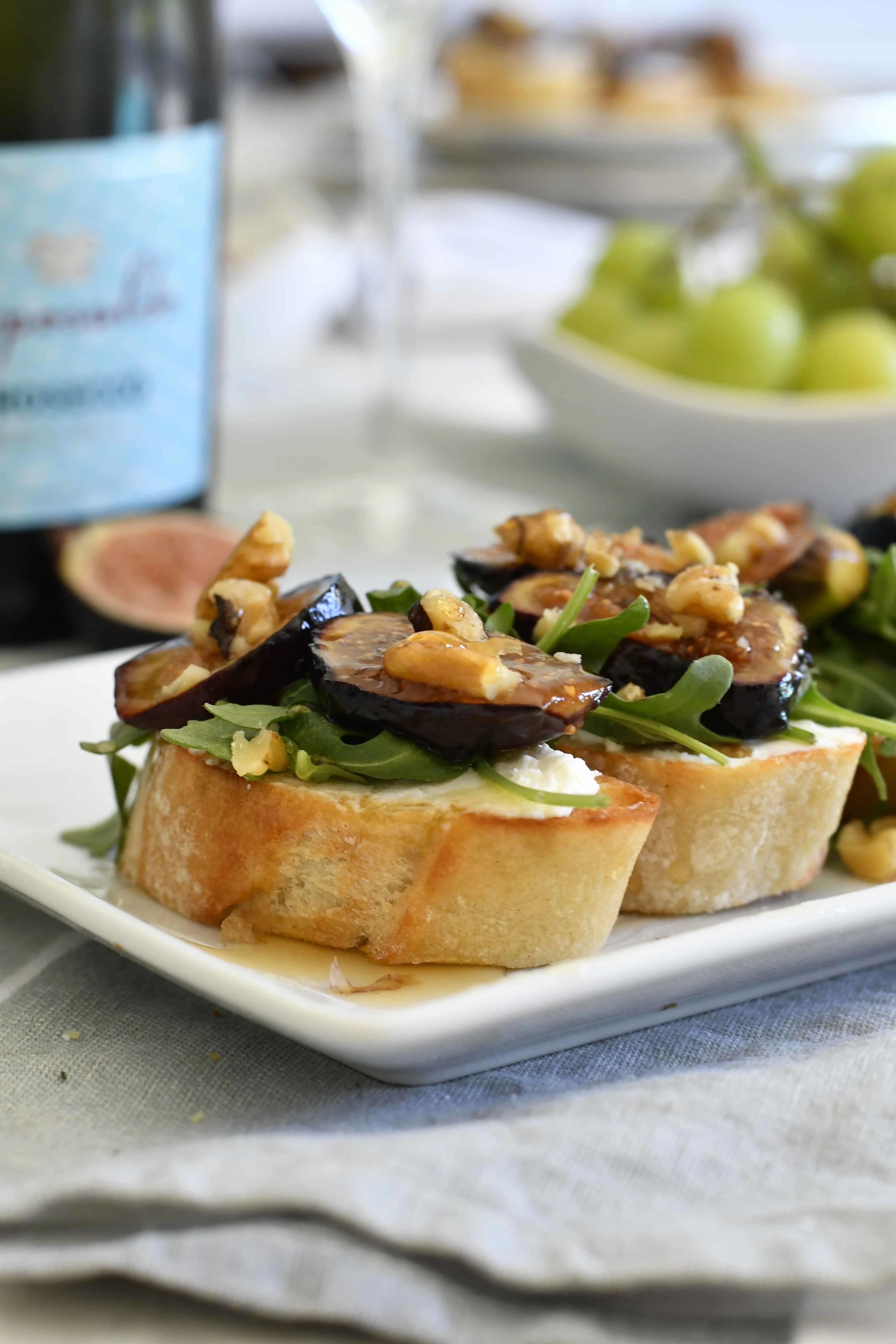 caramelized-fresh-figs-and-goat-cheese-crostini