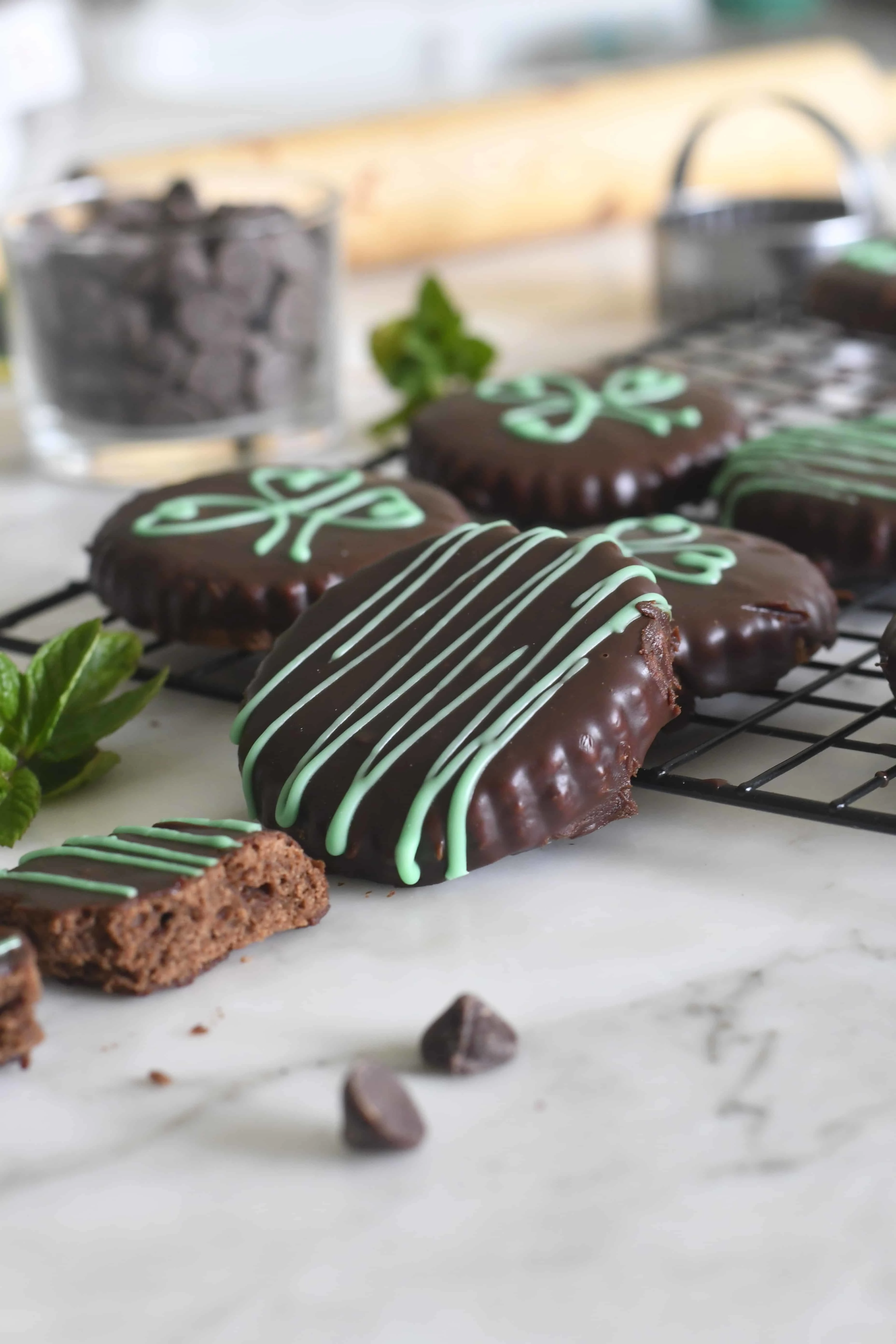 chocolate-cookies-with-mint-chocolate-ganache