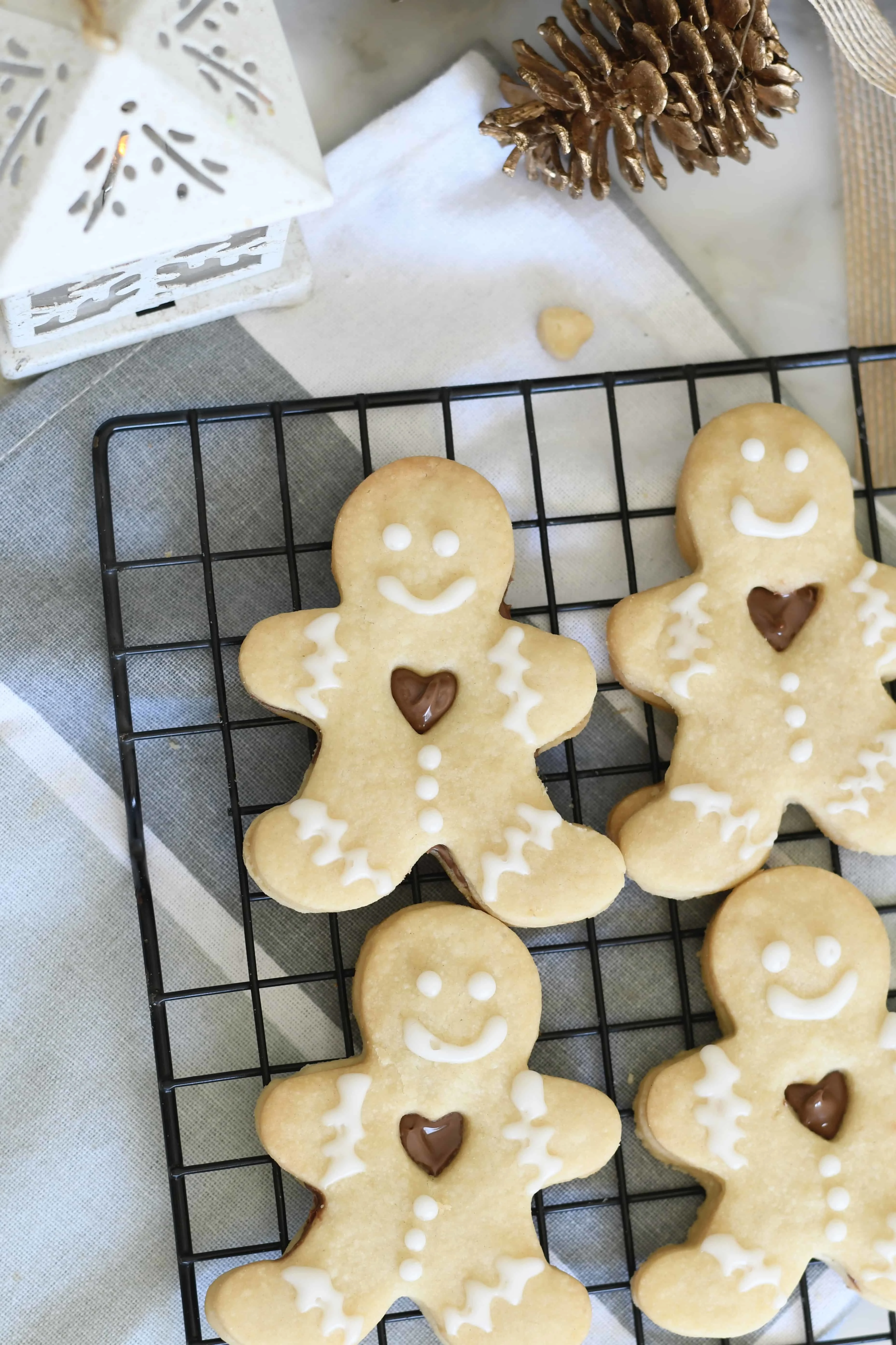 shortbread-holiday-cookies-with-a-creamy-chocolate-heart