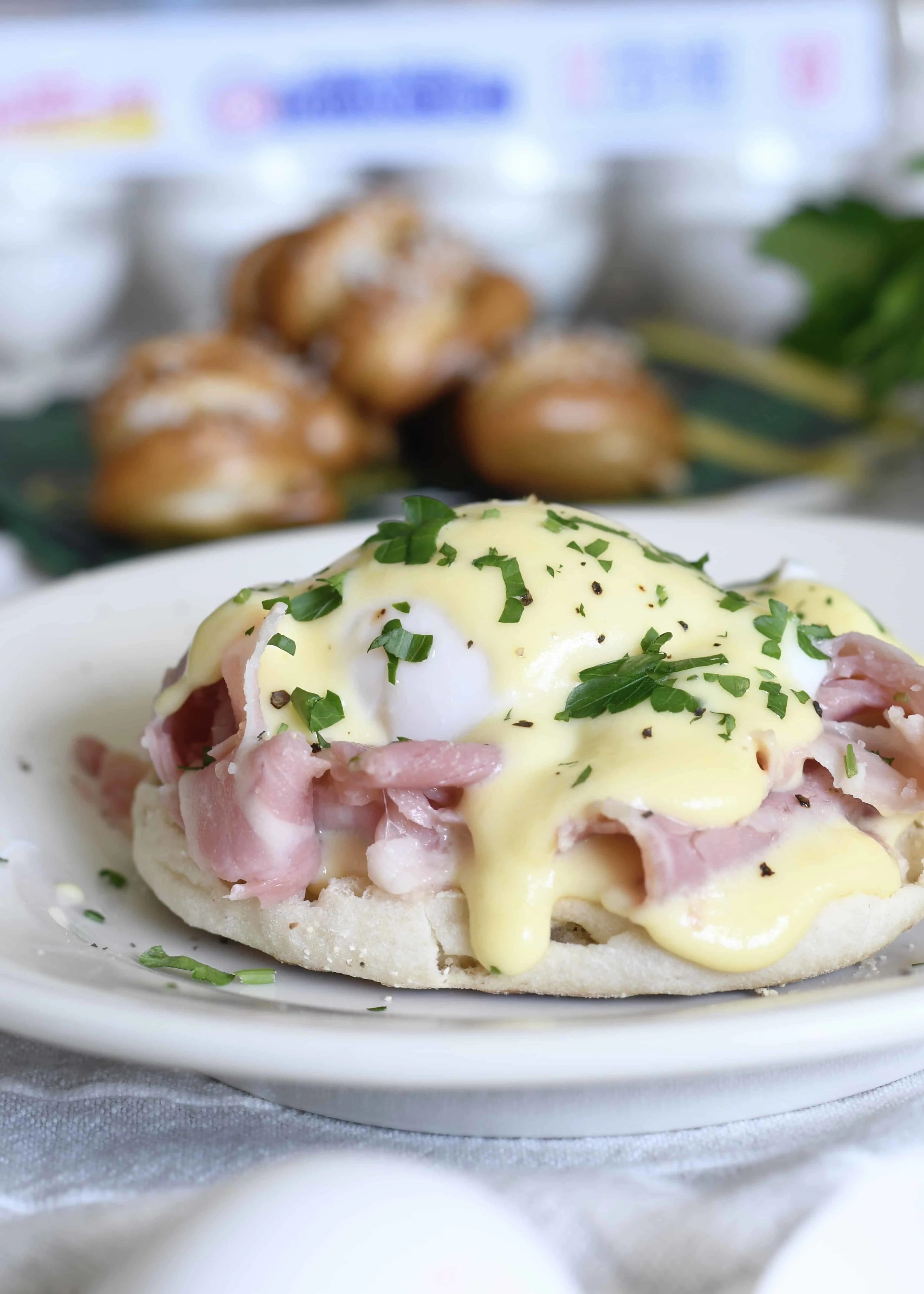 irish-eggs-benedict-with-white-cheddar-cheese-hollandaise-sauce