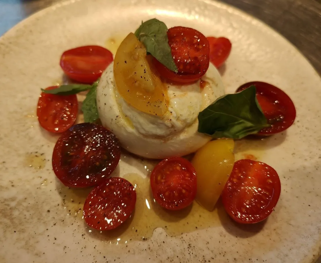 ensalada-vegana-de-"burrata"-con-tomates-cherry-multicolor-y-albahaca-fresca