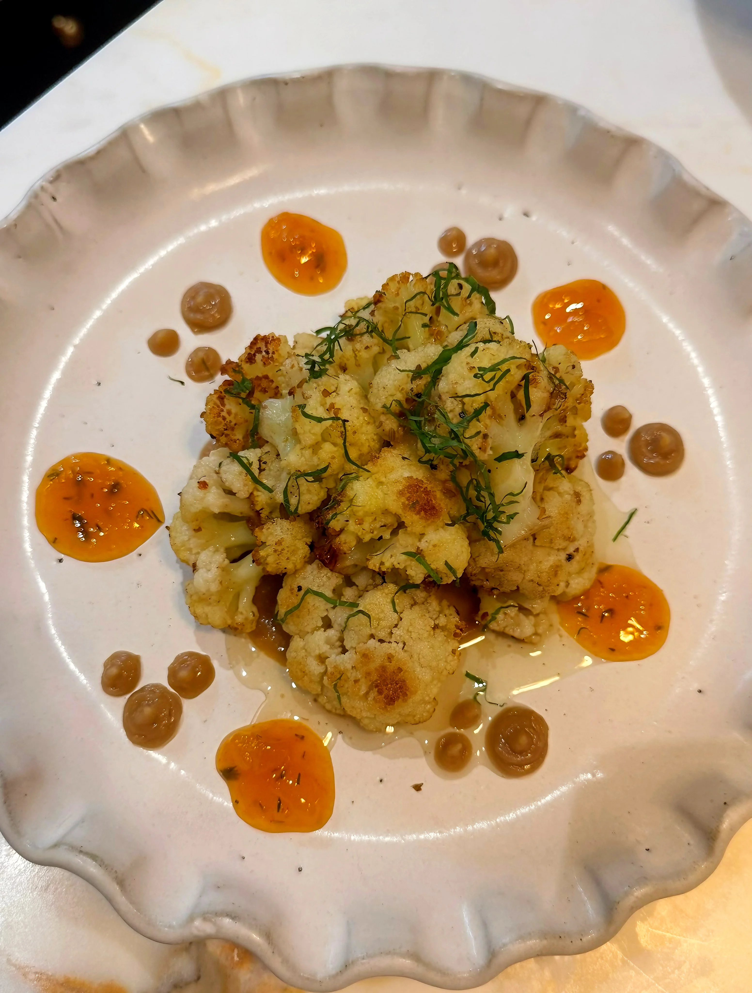 coliflor-asada-yuzu-ponzu-tahini-y-mango-chutney