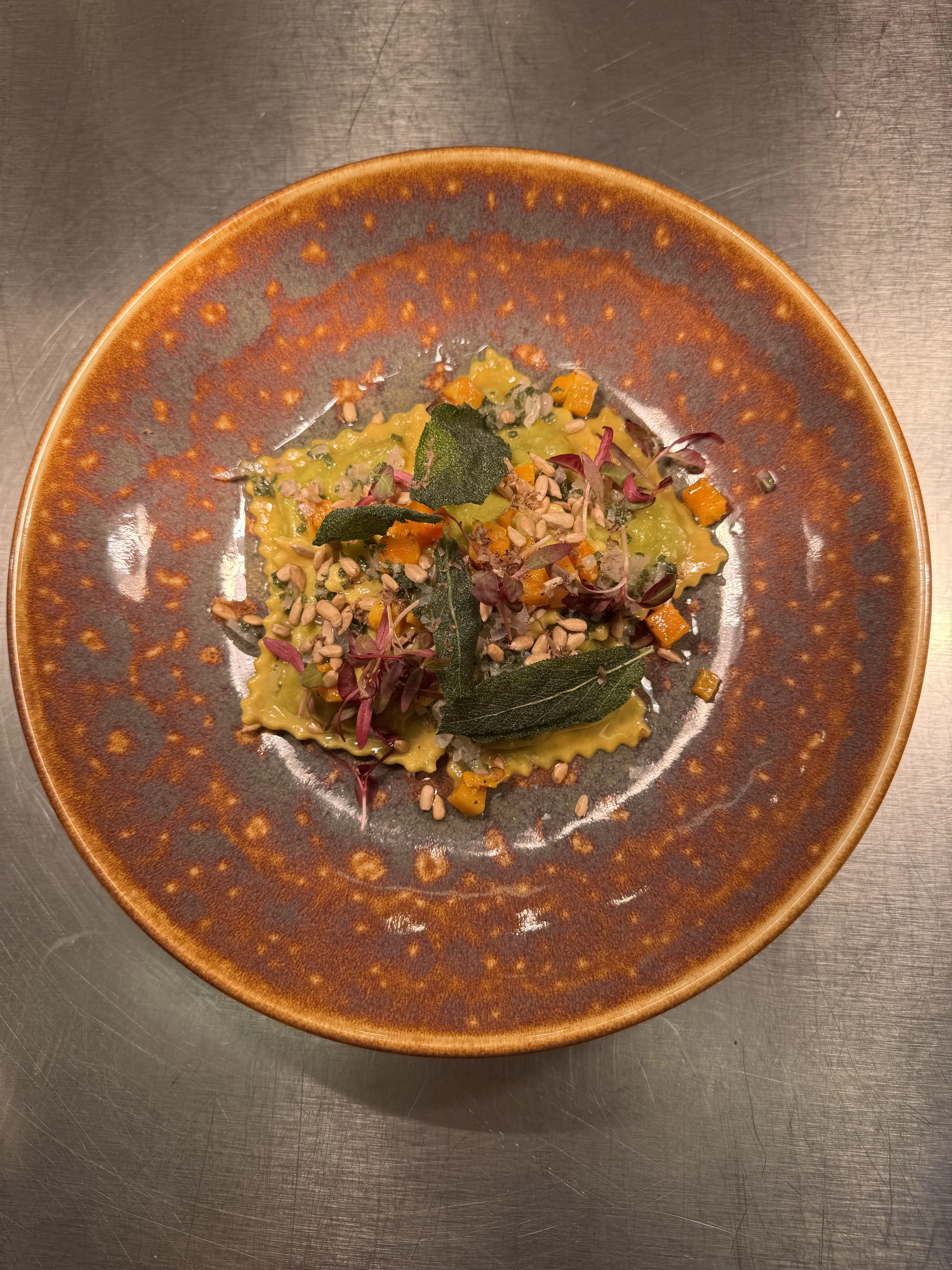 ravolis-de-guisantes-con-calabaza-asada-y-gremolata-de-trufa-y-albahaca