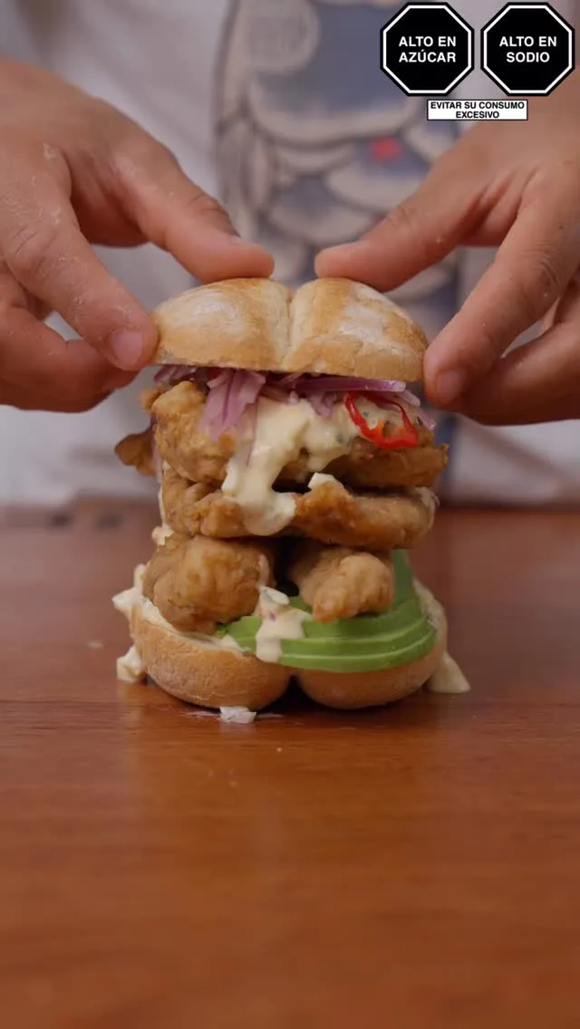 sanguche-de-chicharron-de-pescado-fish-chicharron-sandwich
