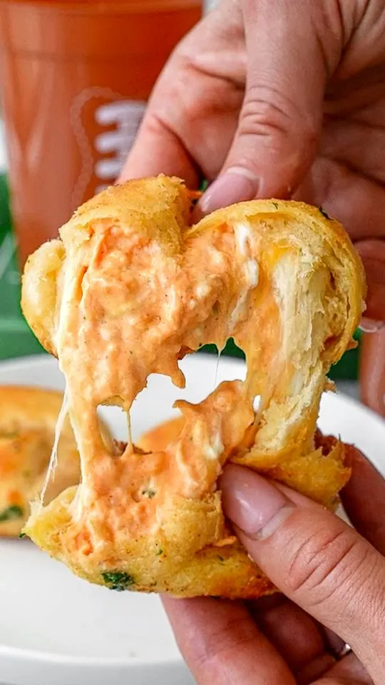 buffalo-chicken-stuffed-garlic-knots