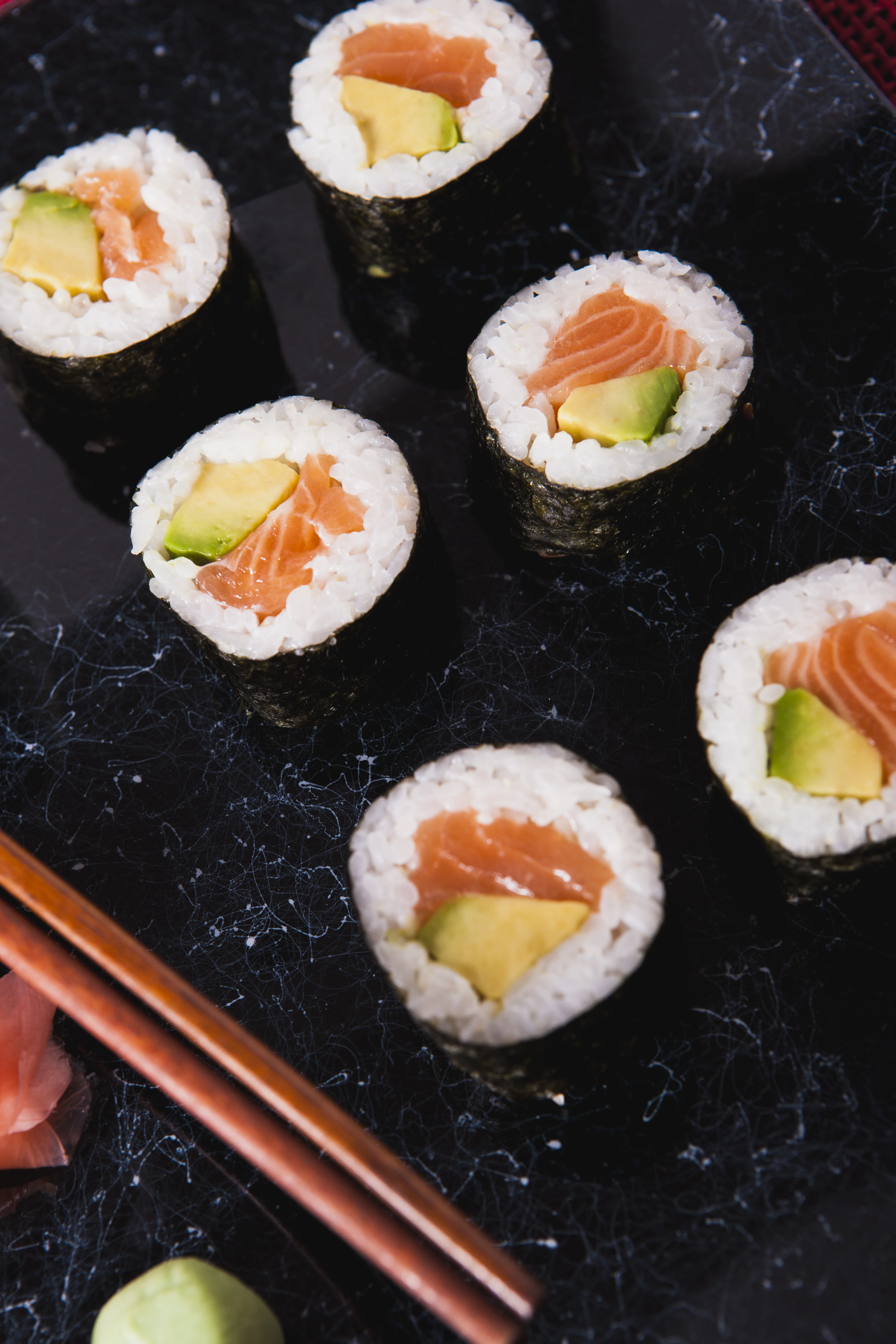 salmon-avocado-maki