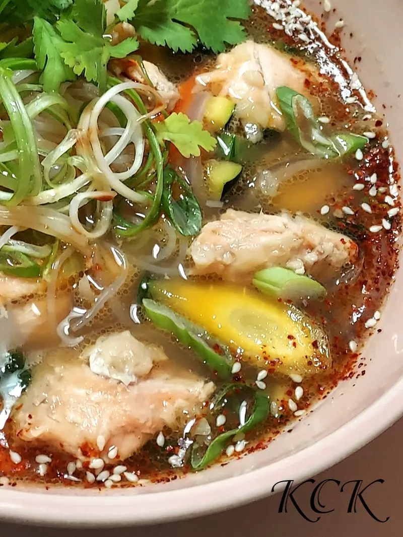 xiaozhng-de-sanwenyu-tangmian-headmaster's-salmon-noodle-soup