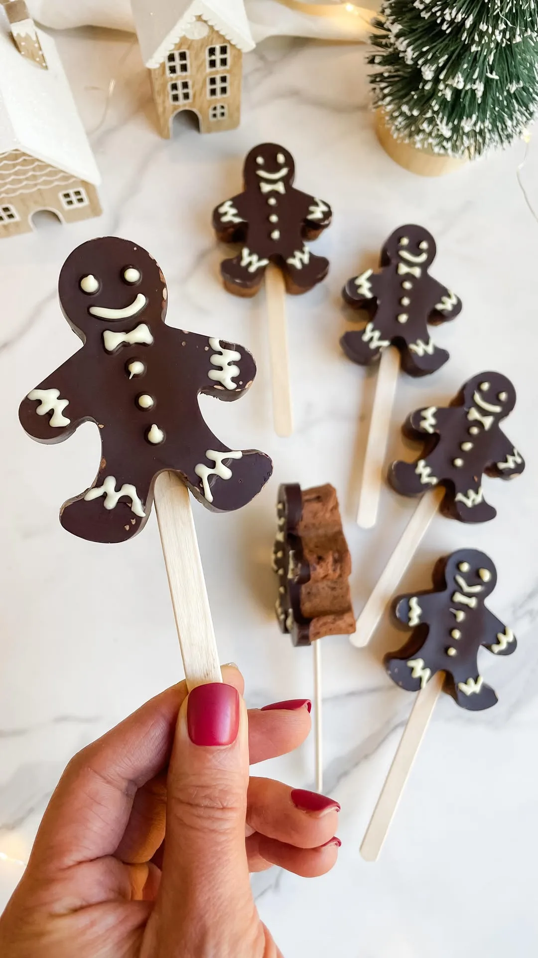 gingerbread-brownie-pops