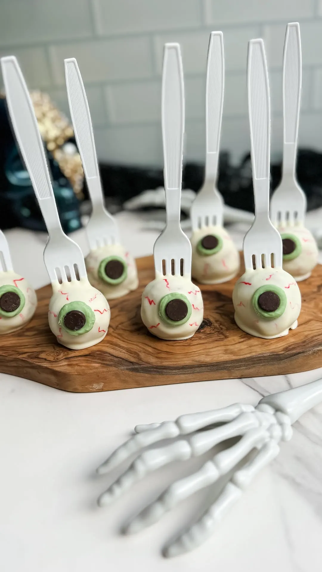 eyeball-cake-pops-with-gf-strawberry-cake