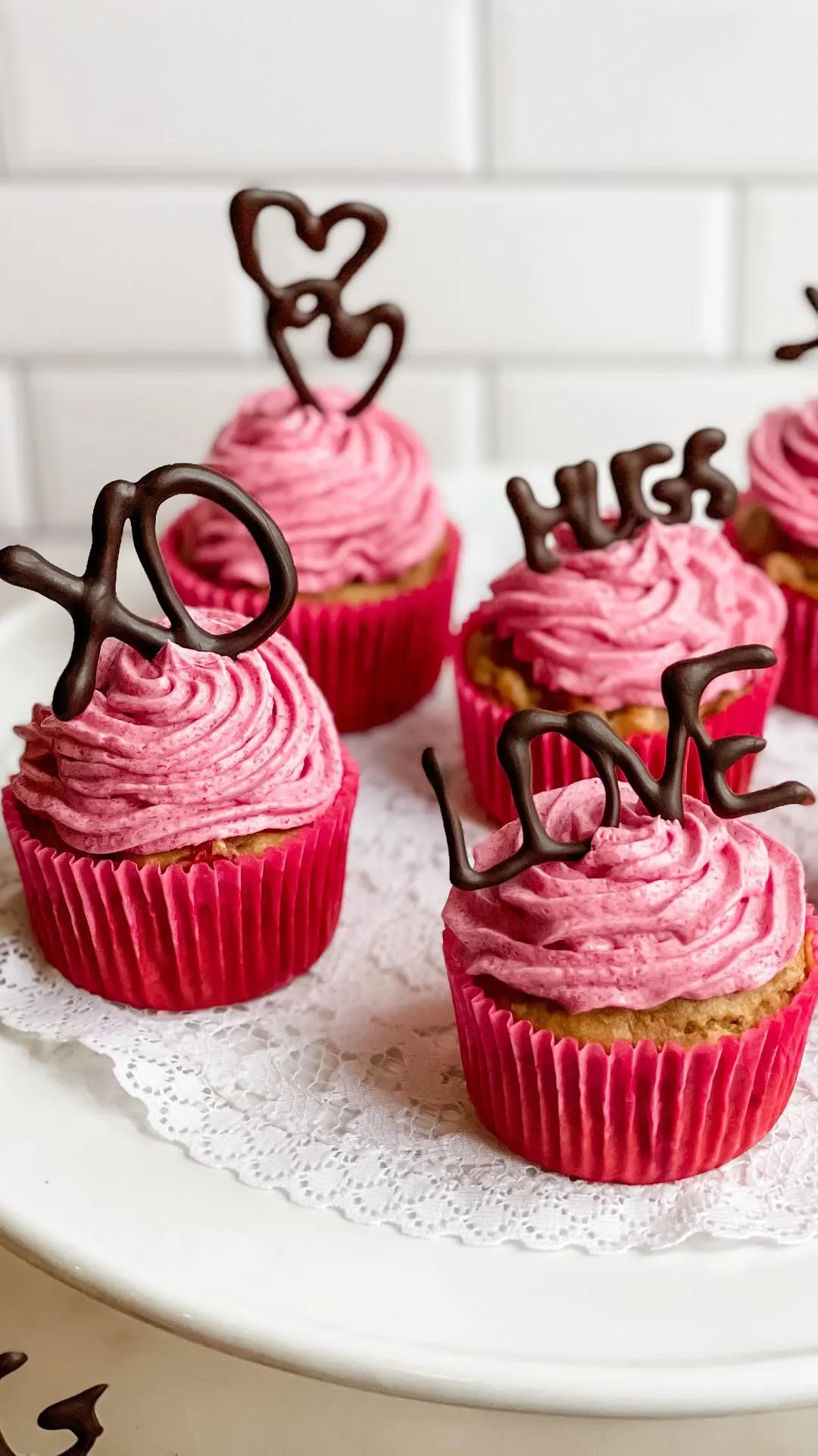 gluten-free-strawberry-cupcakes-with-chocolate-toppers