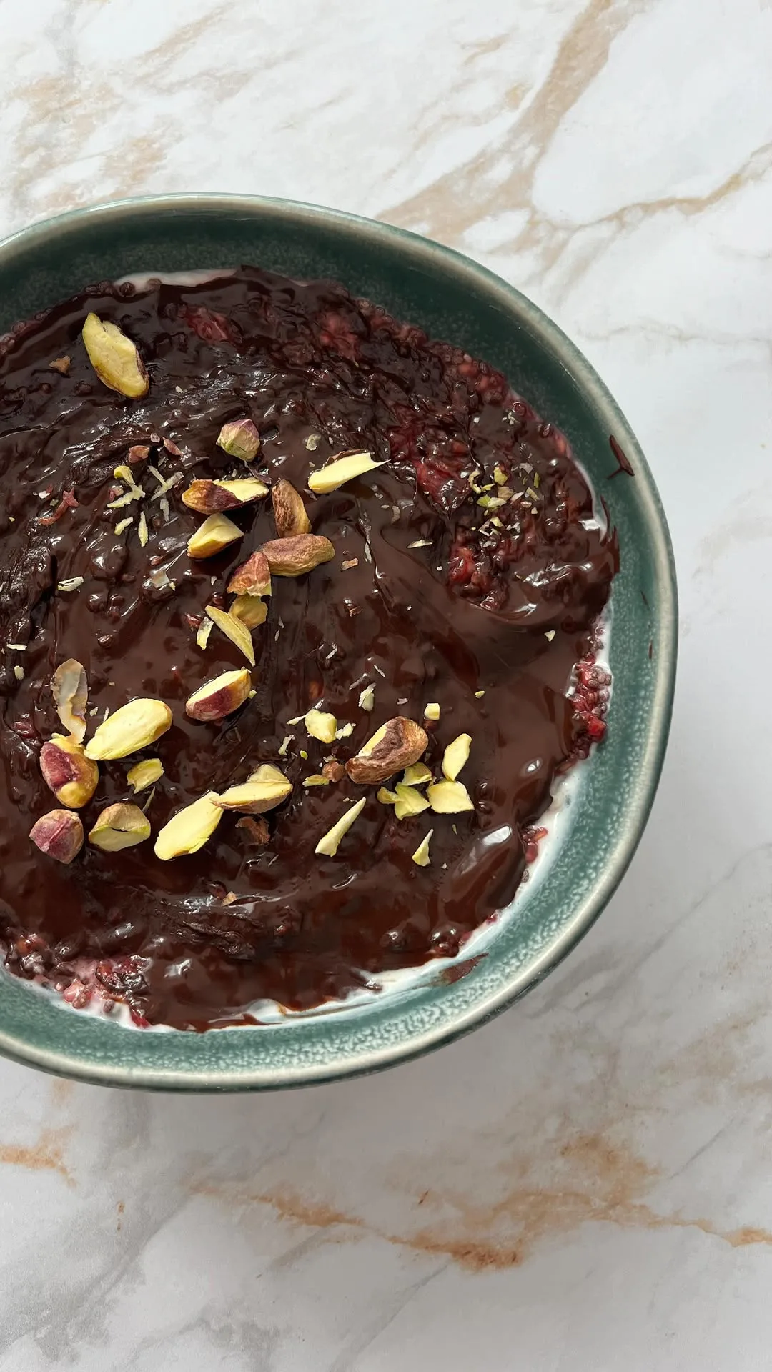 overnight-porridge-aux-framboises-et-chocolat