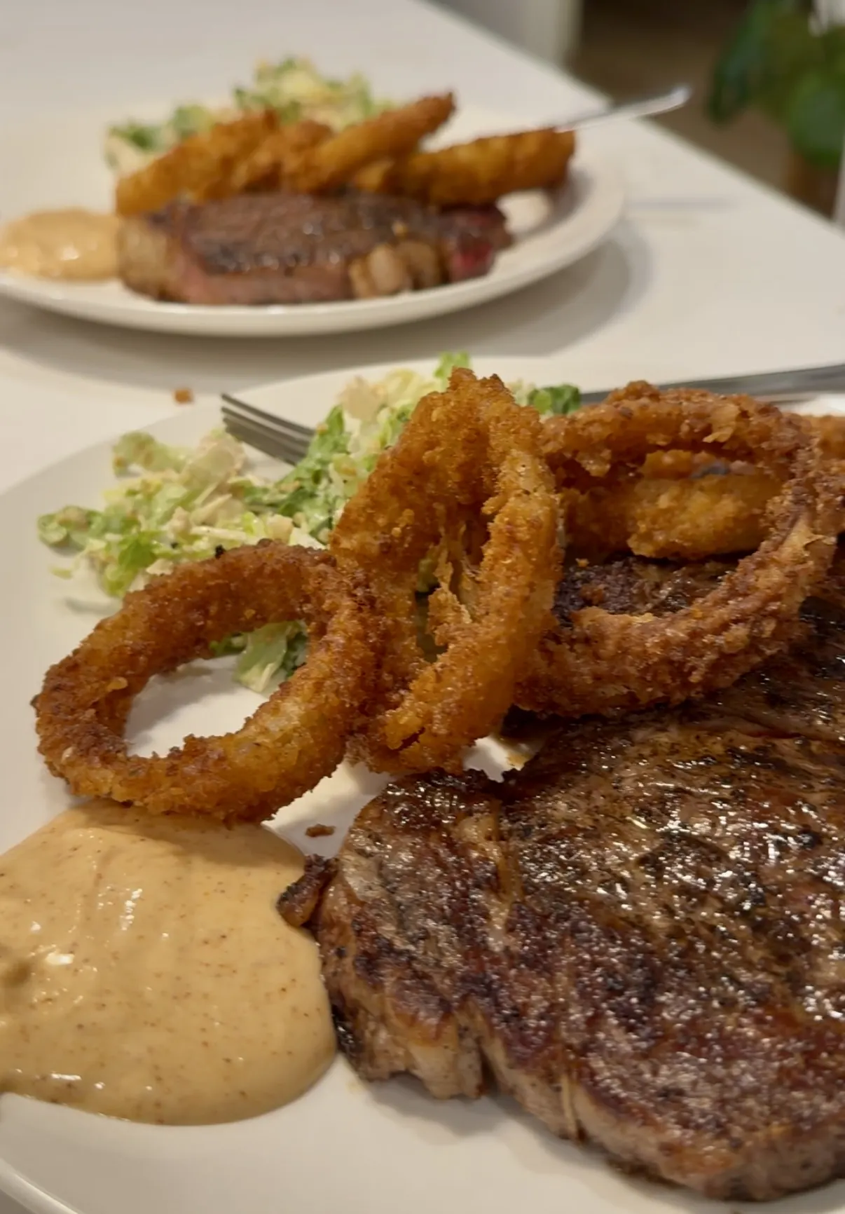 steakhouse-onion-rings-and-zesty-sauce