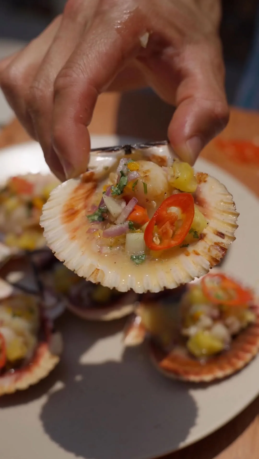 conchas-a-la-parrilla-con-chalaquita-de-pina-grilled-shells-with-pineapple-chalaquita