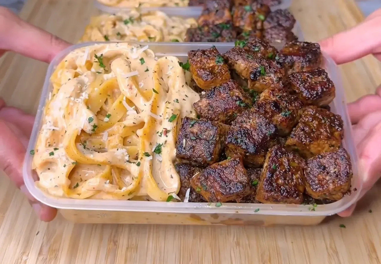 high-protein-garlic-parmesan-steak-alfredo-pasta