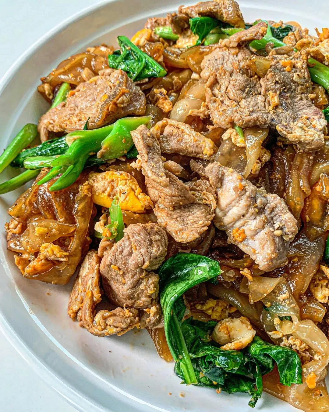 stir-fried-soy-sauce-noodles-with-pork-(pad-see-ew-moo)