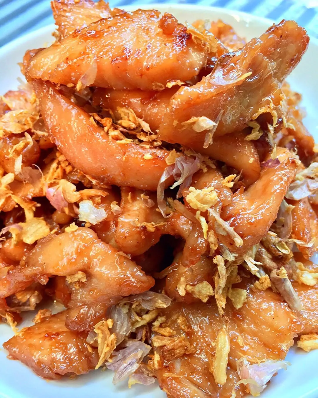 garlic-fried-pork-(moo-tod-kratiem)
