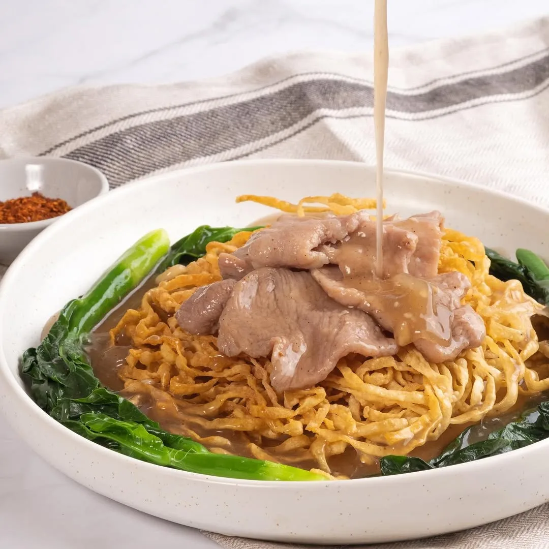 crispy-egg-noodles-with-marinated-pork-(mee-krob-rad-na-moo)