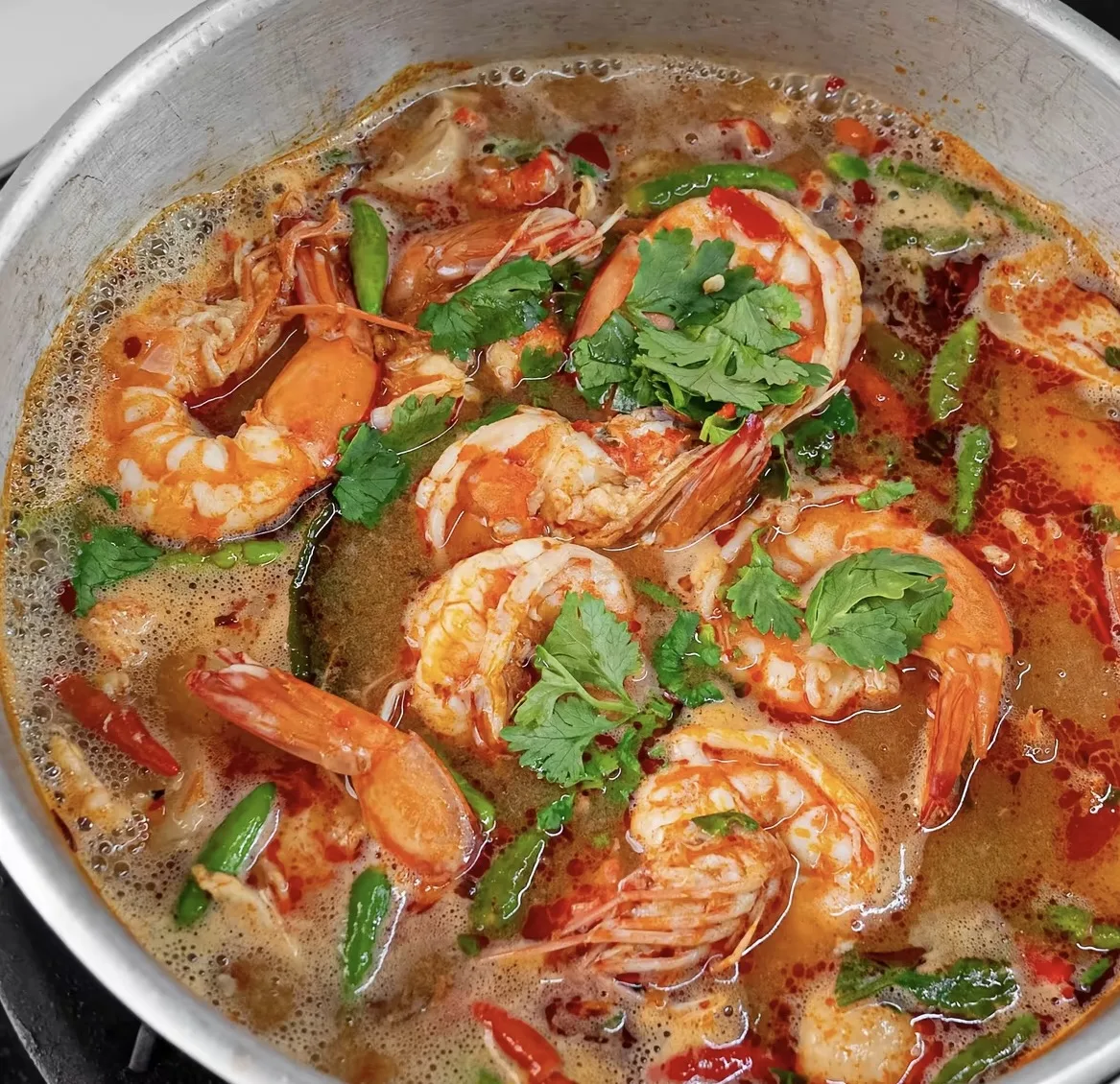 creamy-spicy-seafood-tom-yum-(tom-yum-talay-nam-khon)