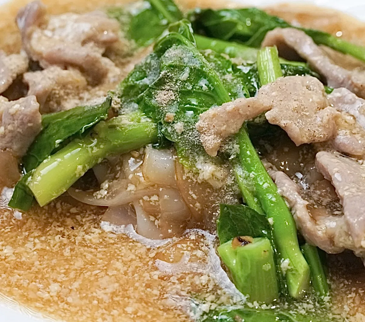 stir-fried-rice-noodles-with-marinated-pork-(rad-na-moo-mak)