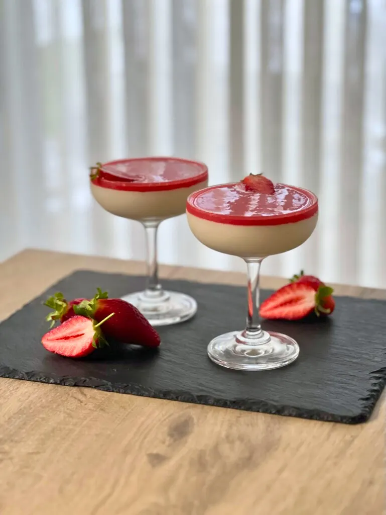 white-chocolate-mousse-with-strawberry-coulis