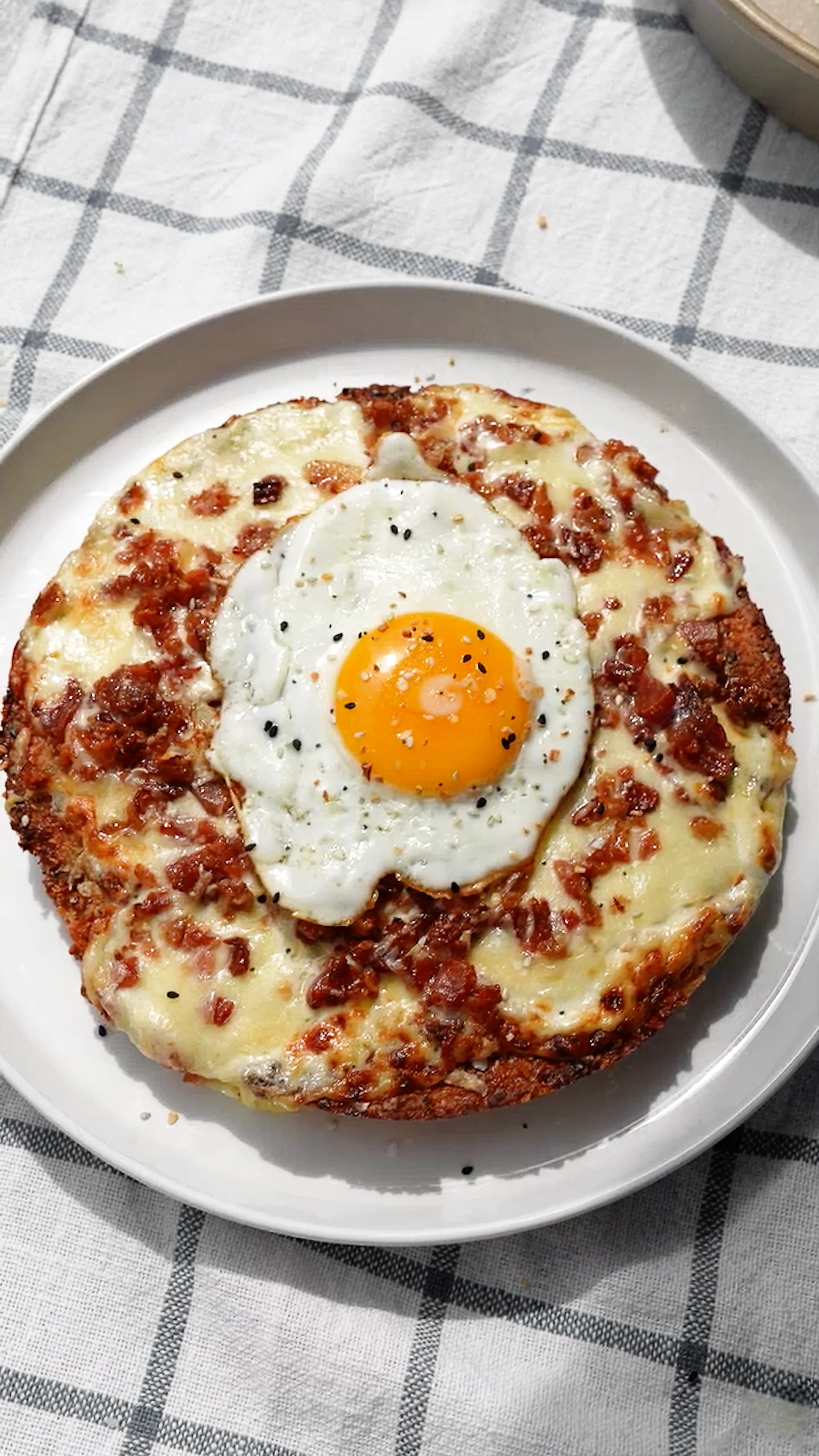 everything-bagel-chicken-parm-breakfast-pizza