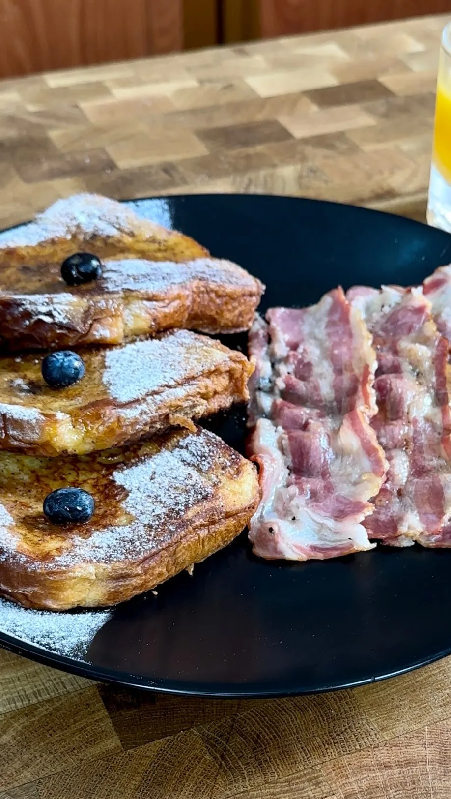 french-toast-with-bacon-and-maple-syrup