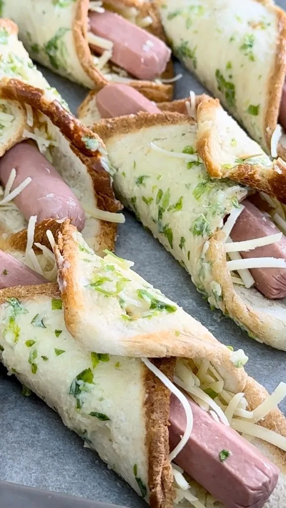 simple-and-delicious-garlic-bread-with-hotdogs-and-cheese