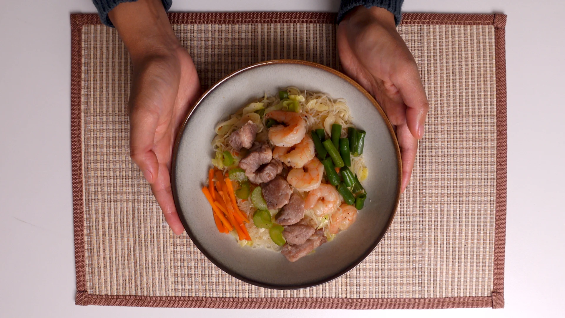 pancit-bihon-(filipino-stir-fried-noodles)