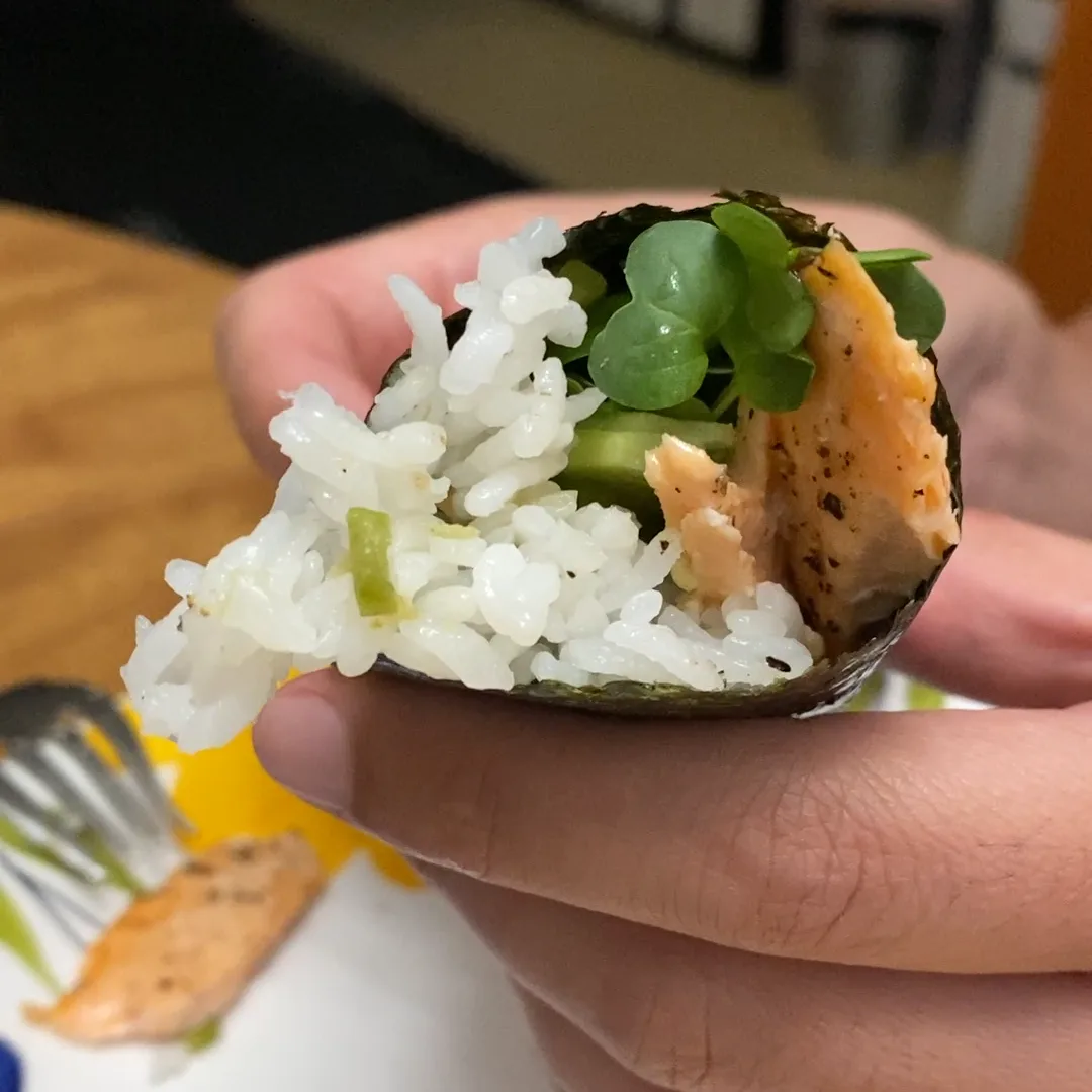 broiled-salmon-skin-handroll