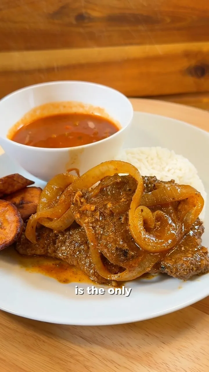 bistec-encebollado-and-habichuelas-guisadas