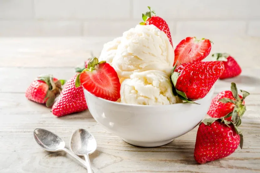 chocolate-strawberry-vanilla-ice-cream-sundae