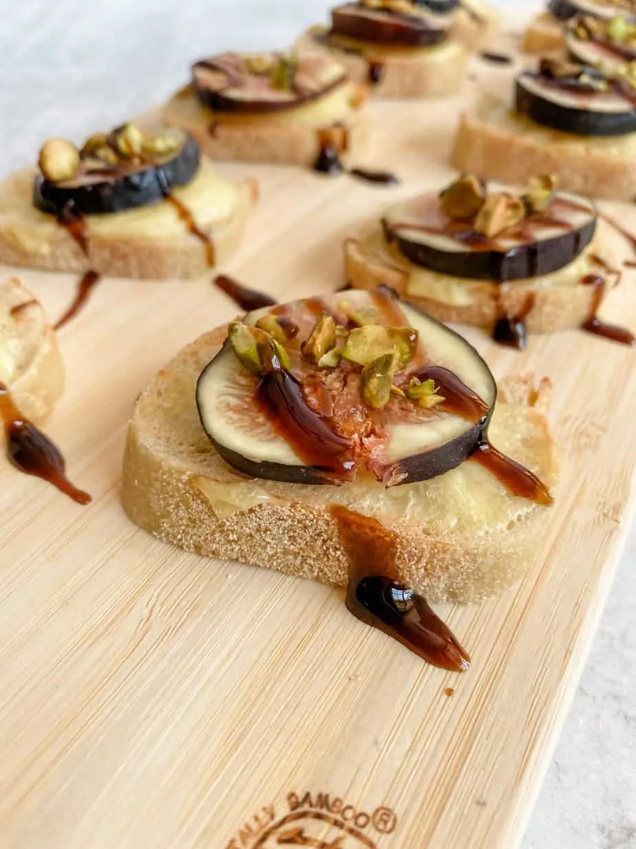 fig-crostini-with-brie-cheese