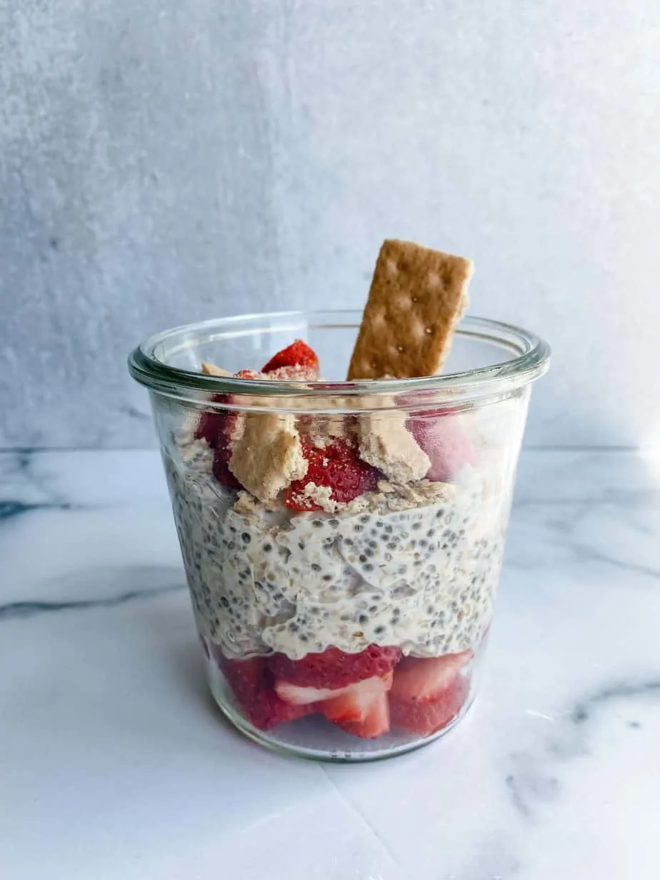 strawberry-shortcake-overnight-oats