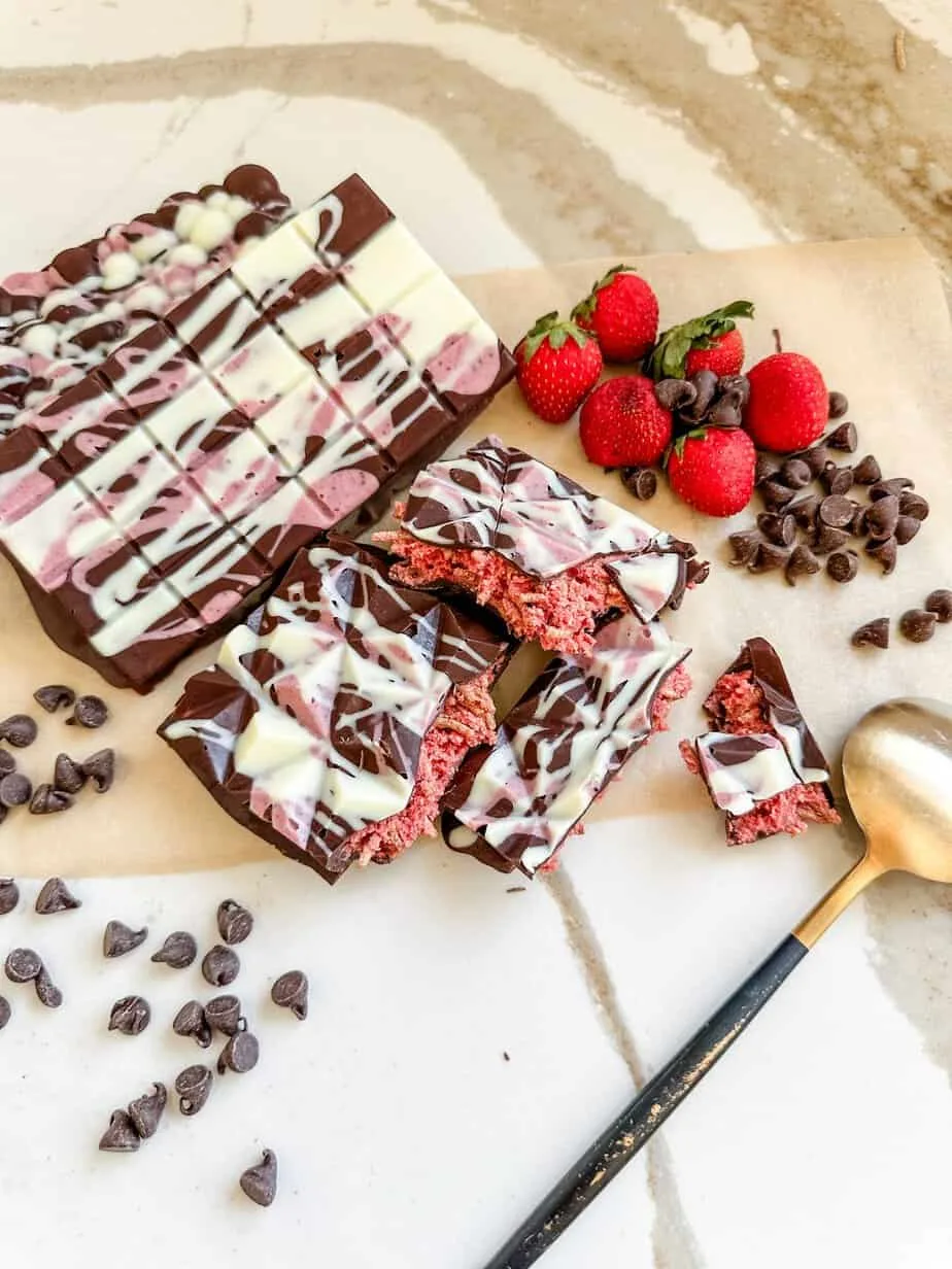 strawberry-crunch-chocolate-bar