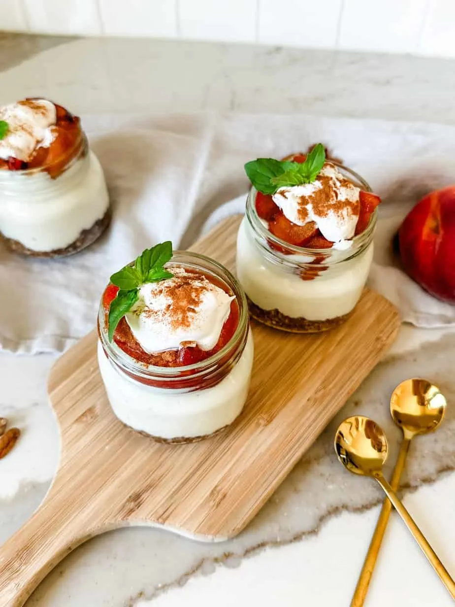 no-bake-peach-cheesecake-cups