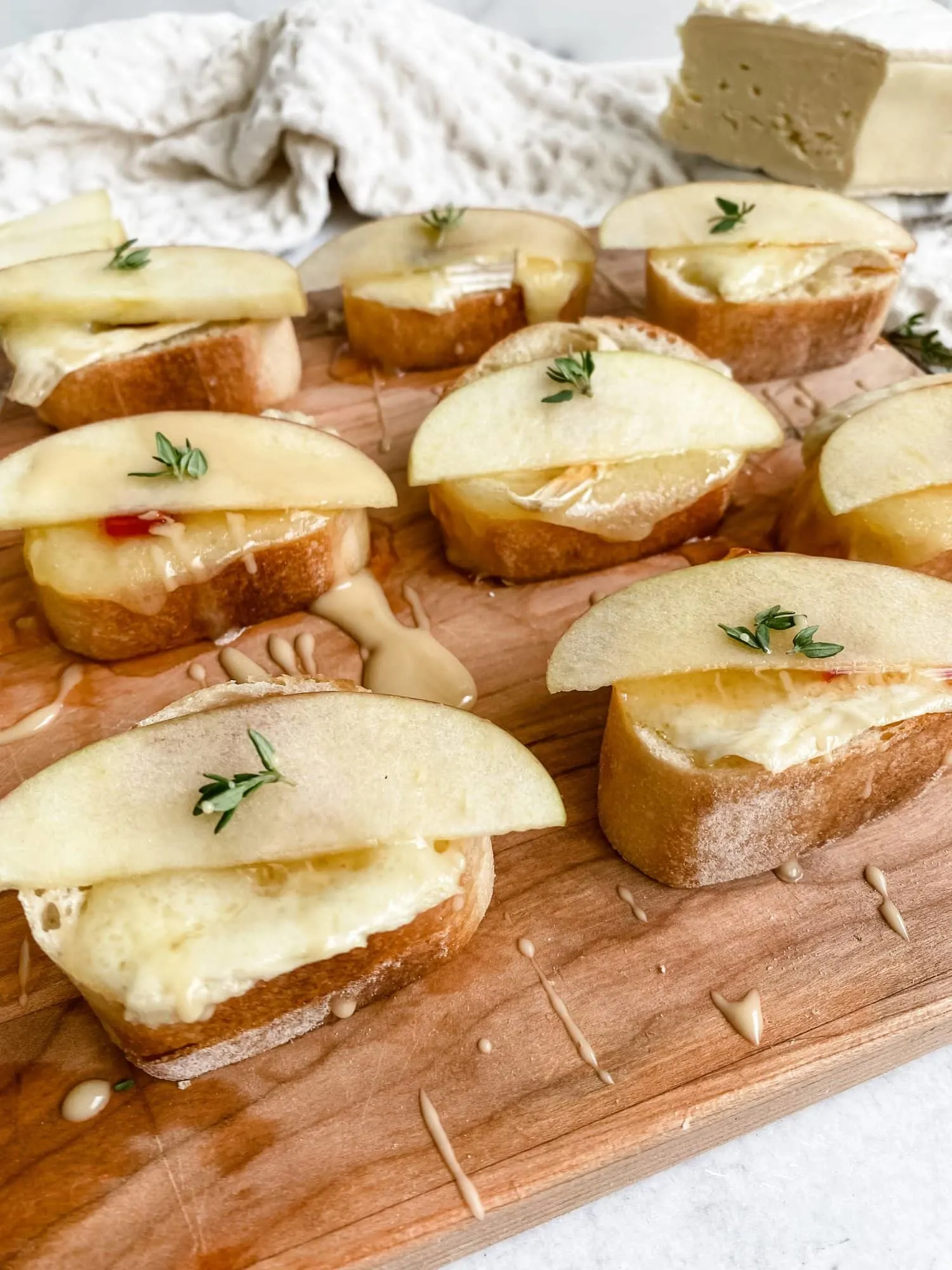 apple-brie-crostini